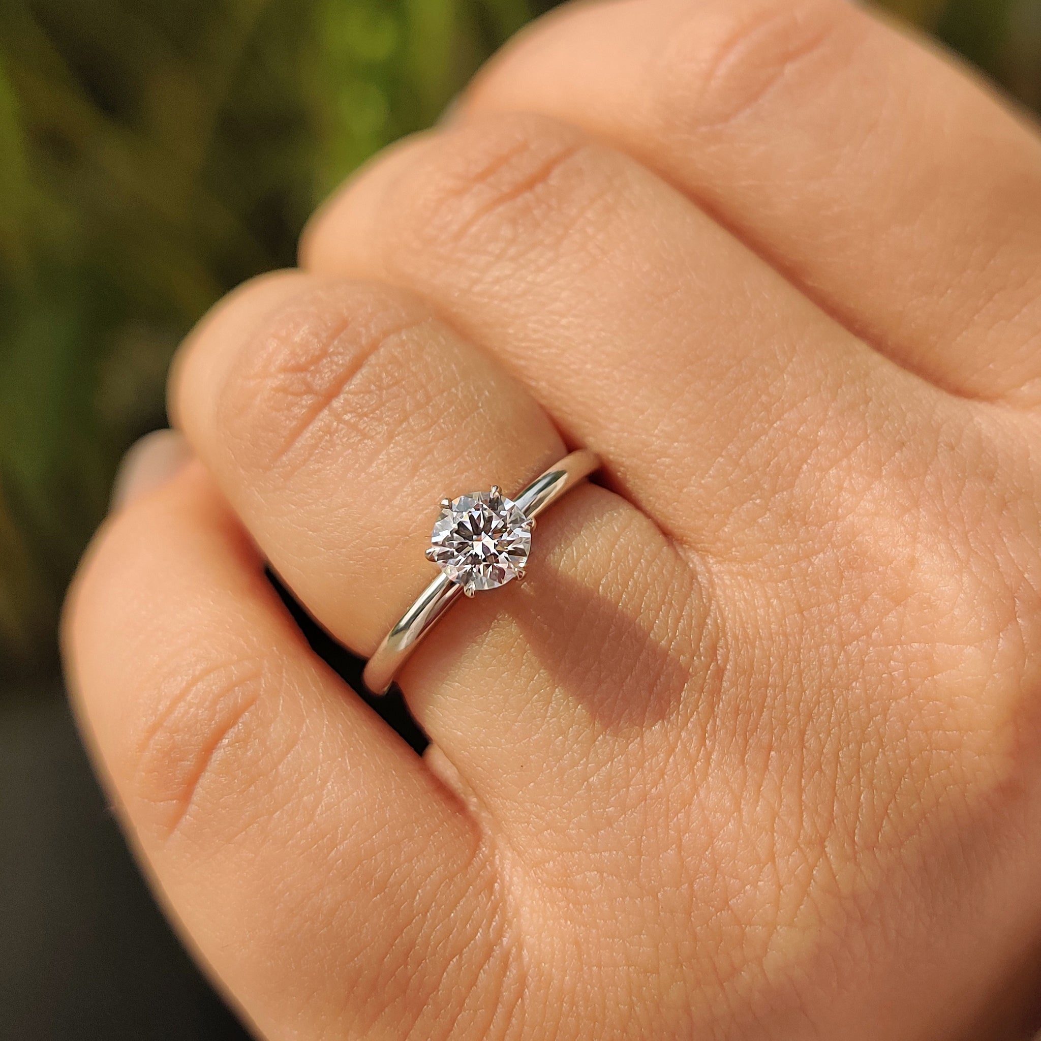 Solitaire setting holding an IGI certified round diamond.
