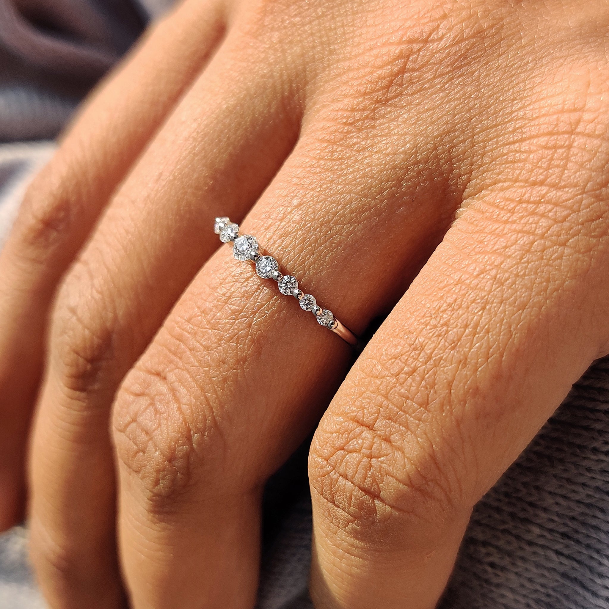 Buy wedding band with IGI certified diamonds.
