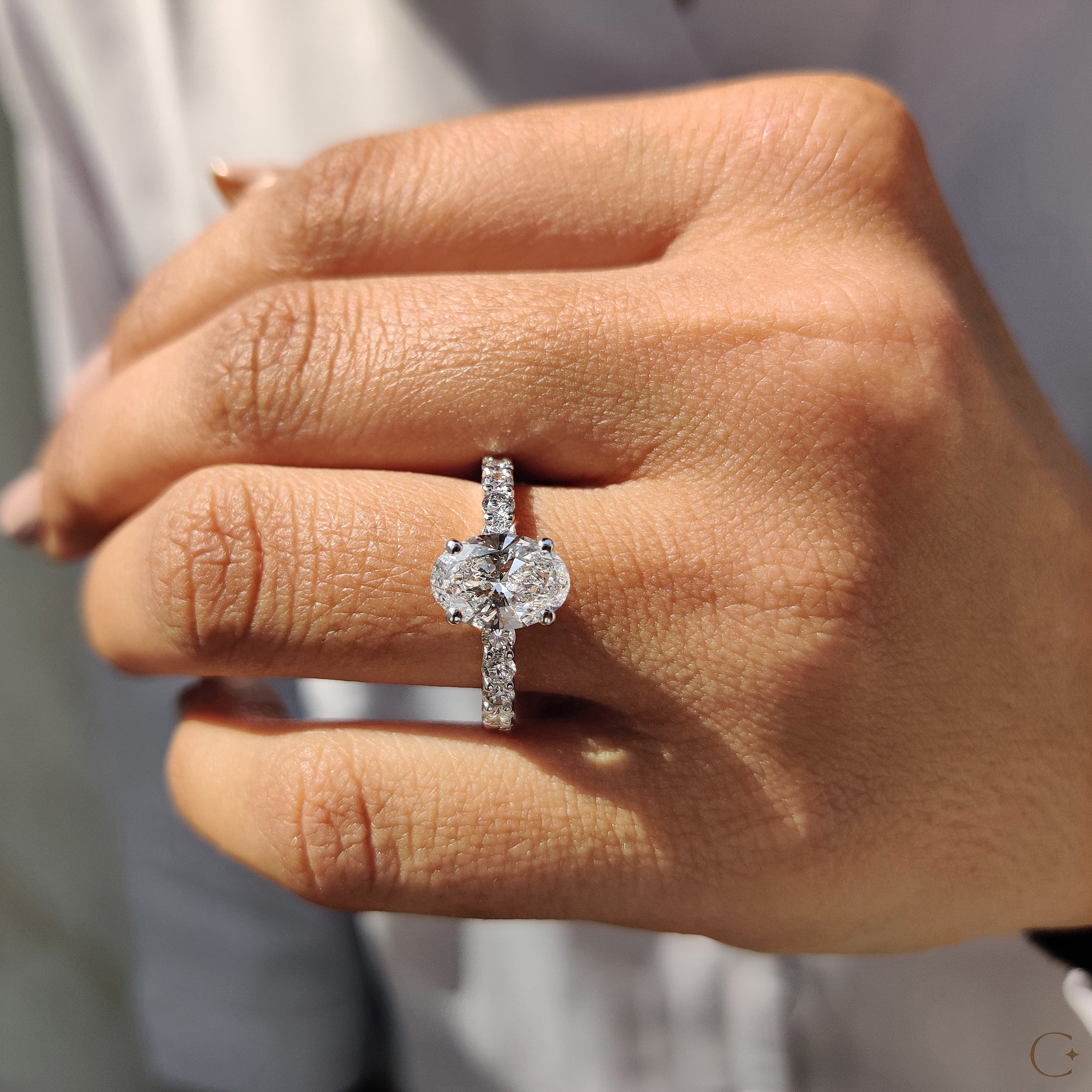 Carat Diamonds engagement ring with a brilliant diamond.
