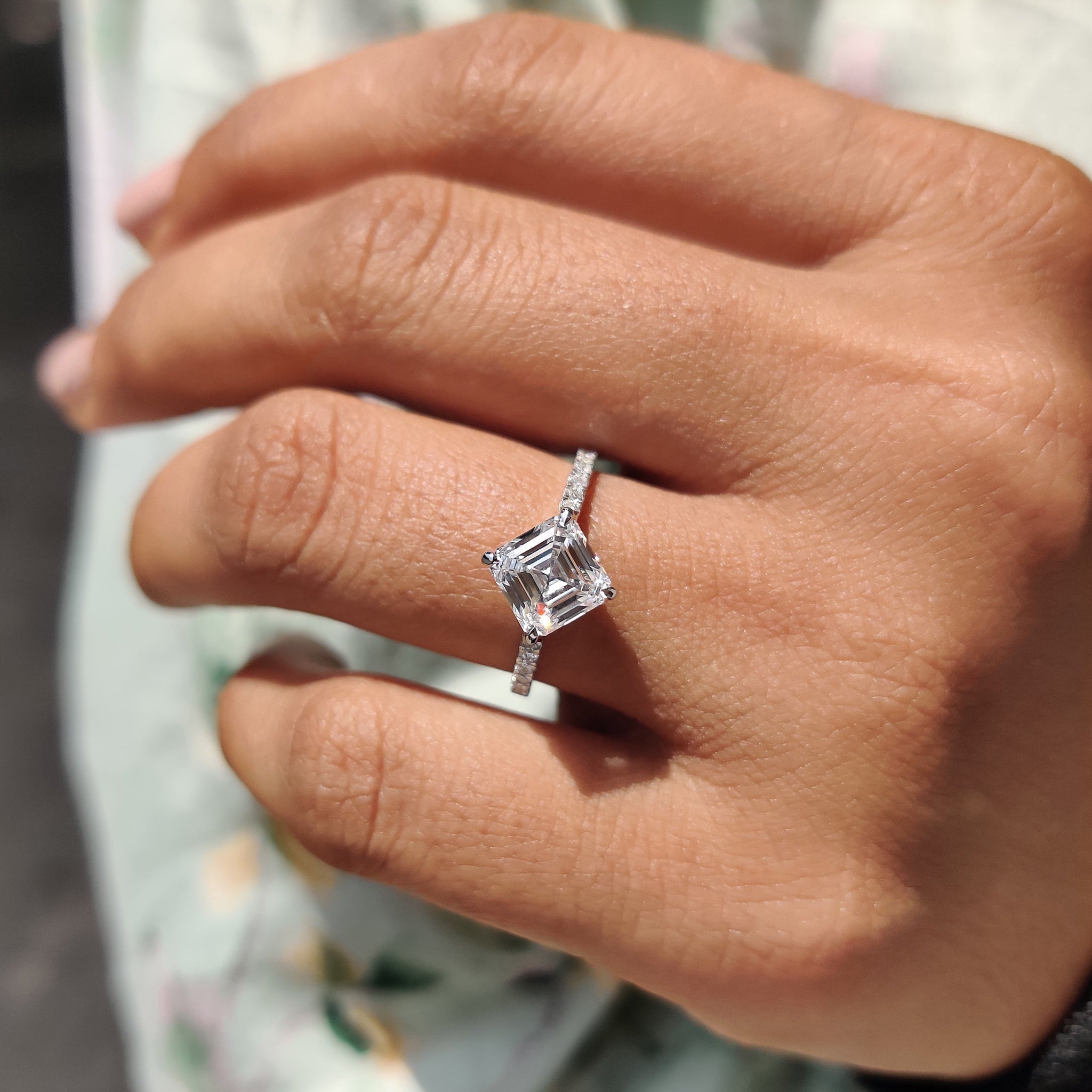 IGI certified diamond ring with exquisite craftsmanship.
