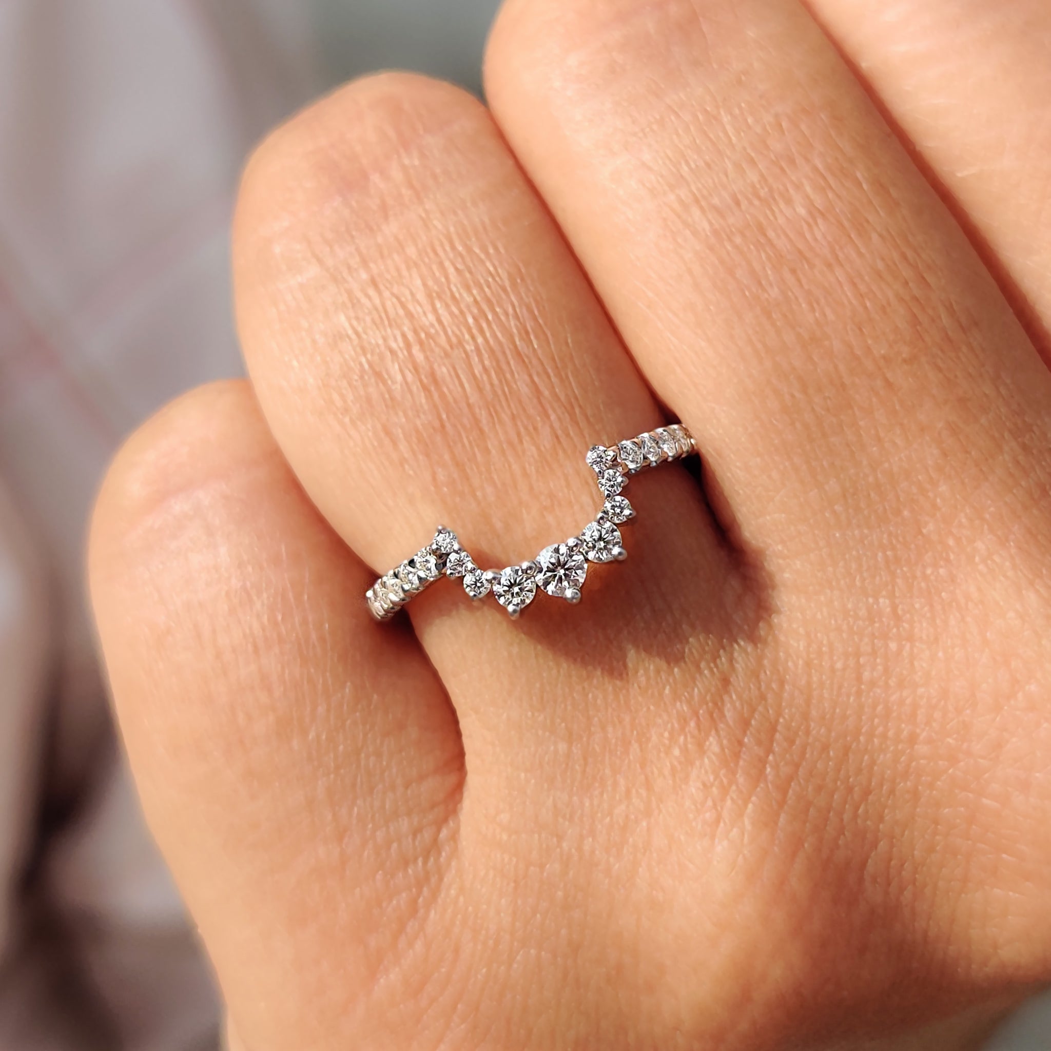 Carat diamonds band with a classic setting, ideal for those who prefer elegance.
