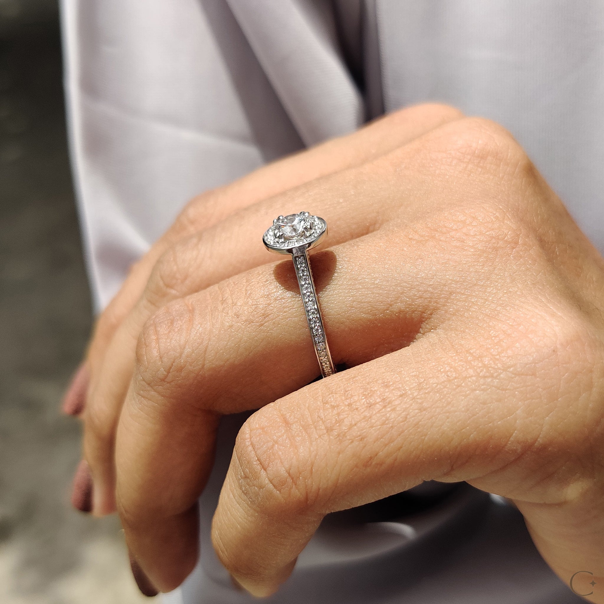 Bridge accent ring setting with a sophisticated design.
