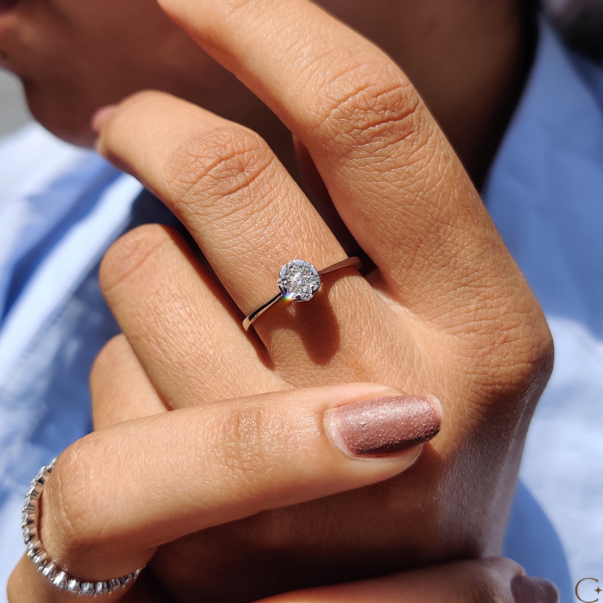 Buy engagement ring online with stunning round cut diamonds.