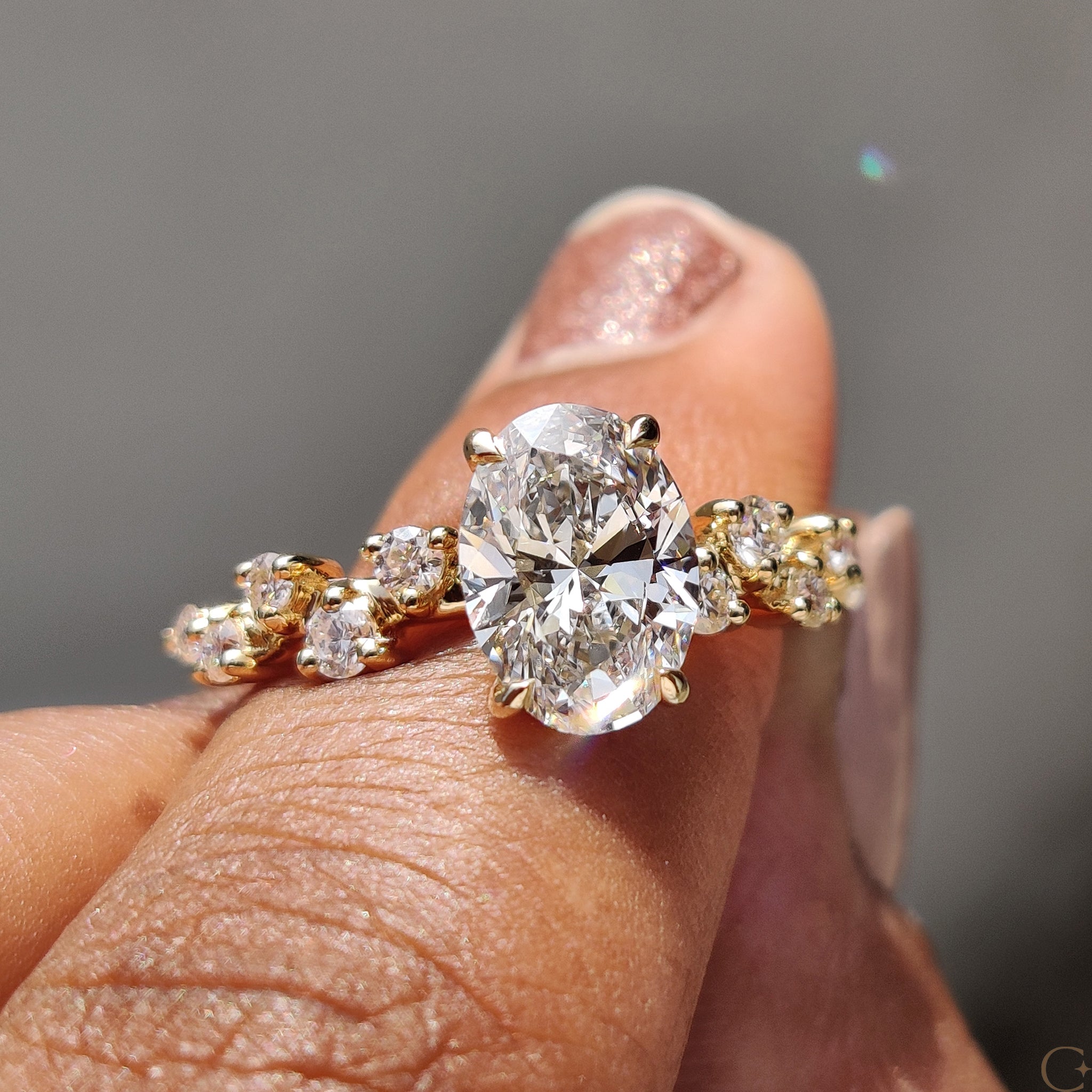Classic round cut diamond set in a beautiful yellow gold ring.
