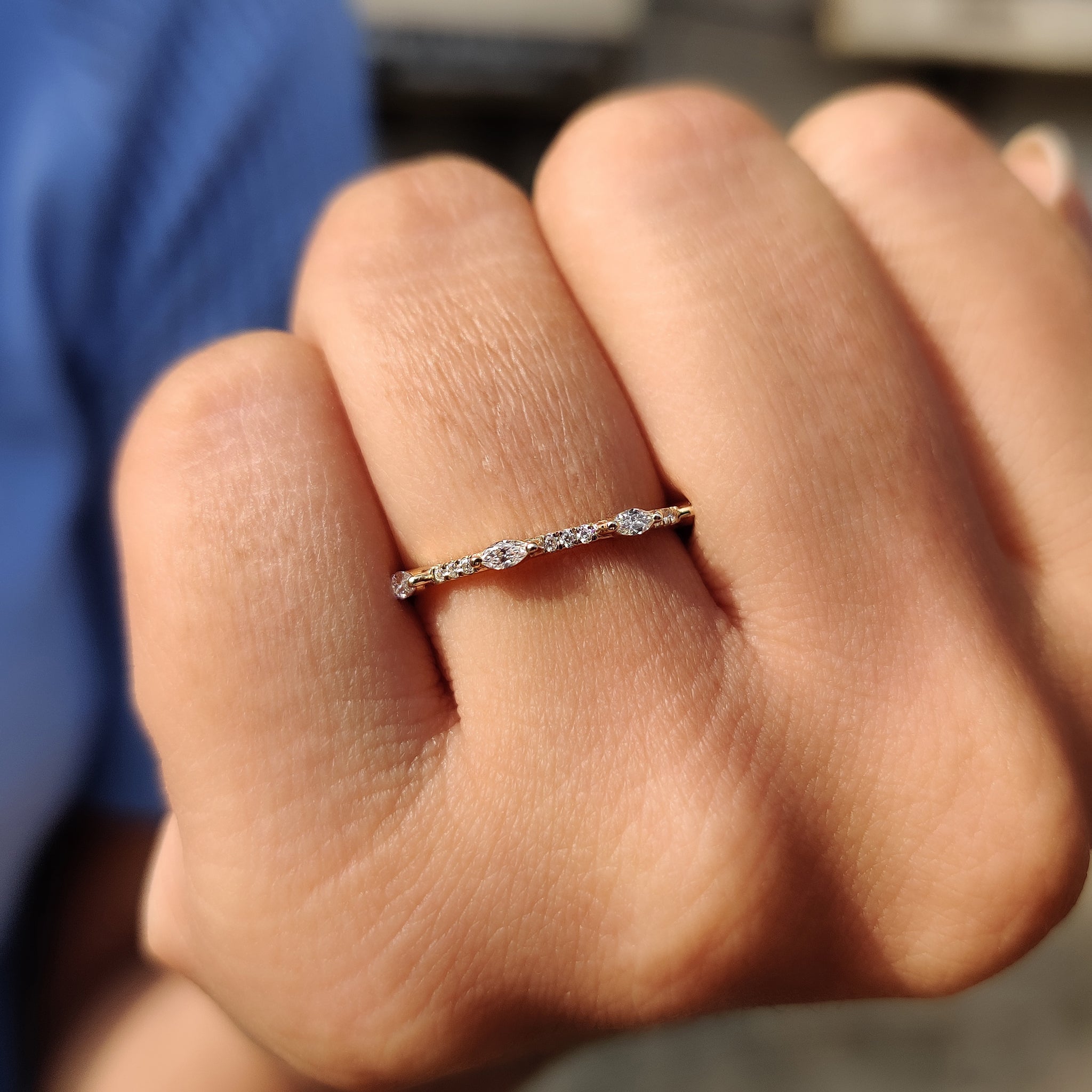 Simple wedding band with a minimalist and elegant look.
