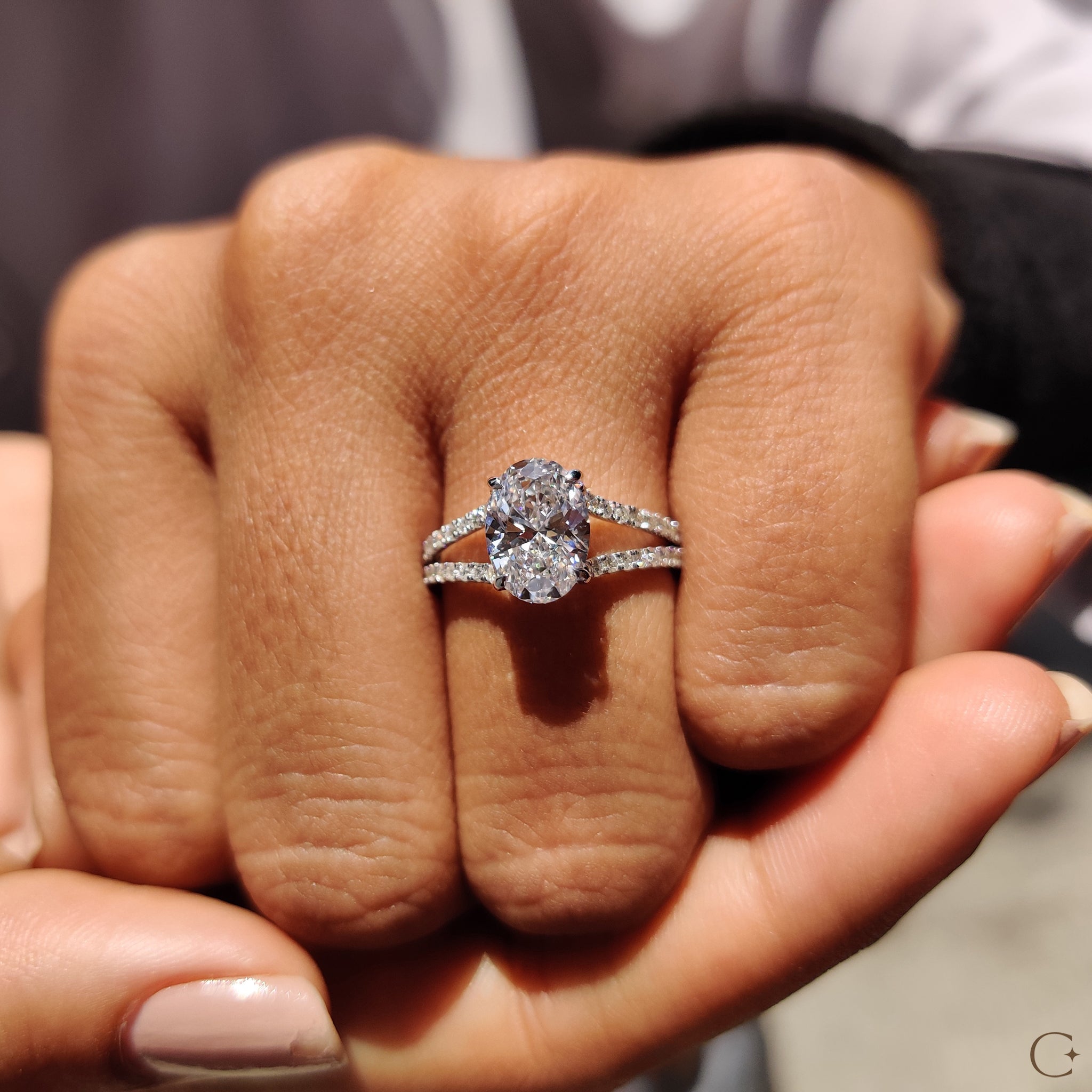 Split pave ring with sparkling diamond details.
