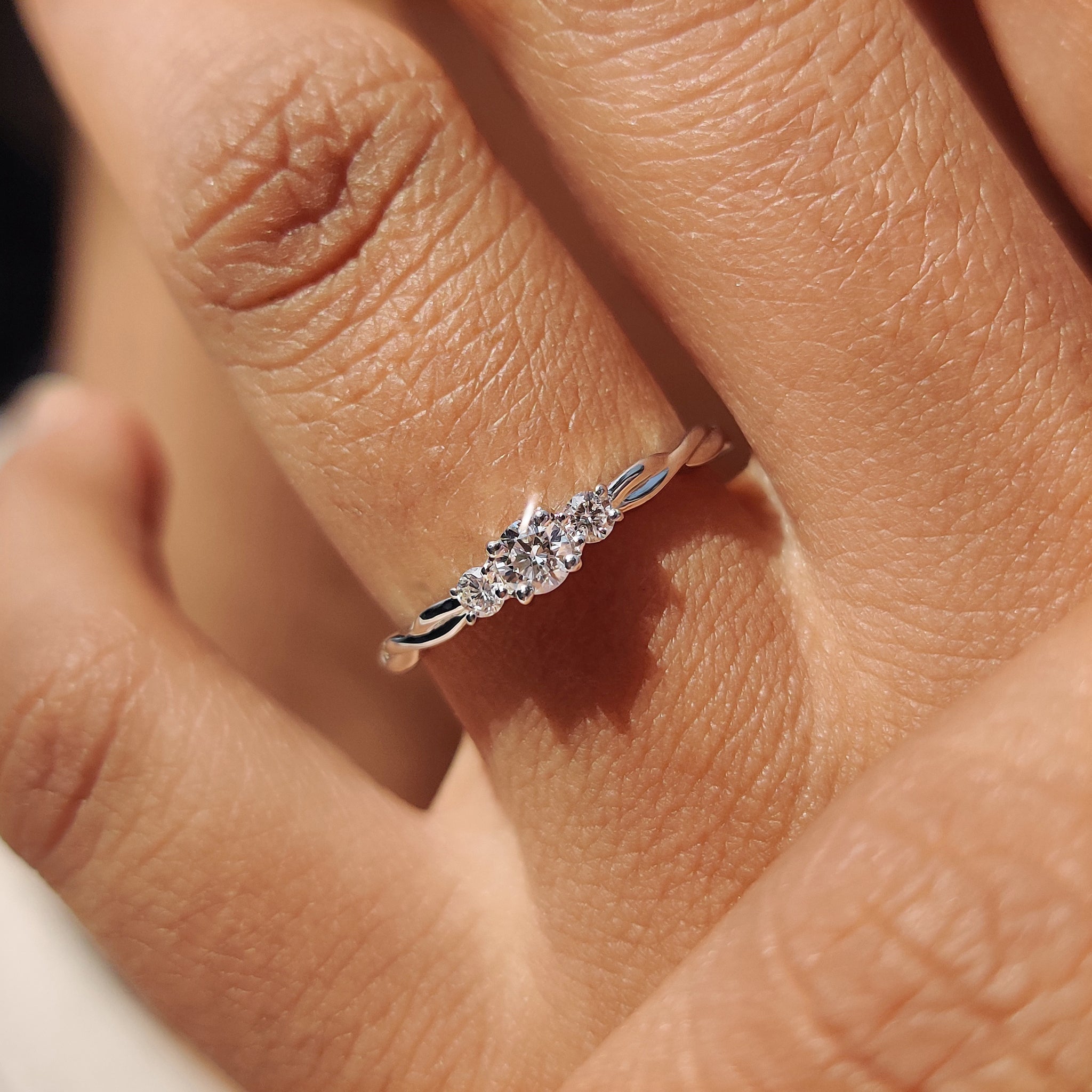 Buy engagement ring with lab diamond in a stylish setting.
