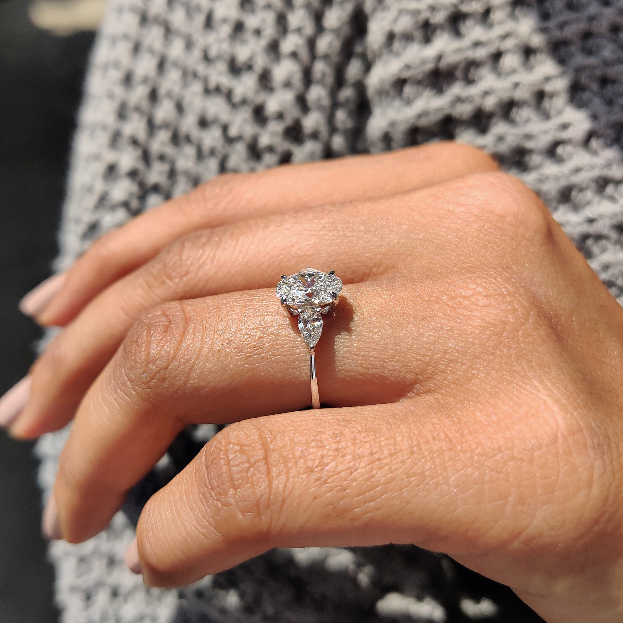 IGI certified engagement ring featuring a stunning diamond.
