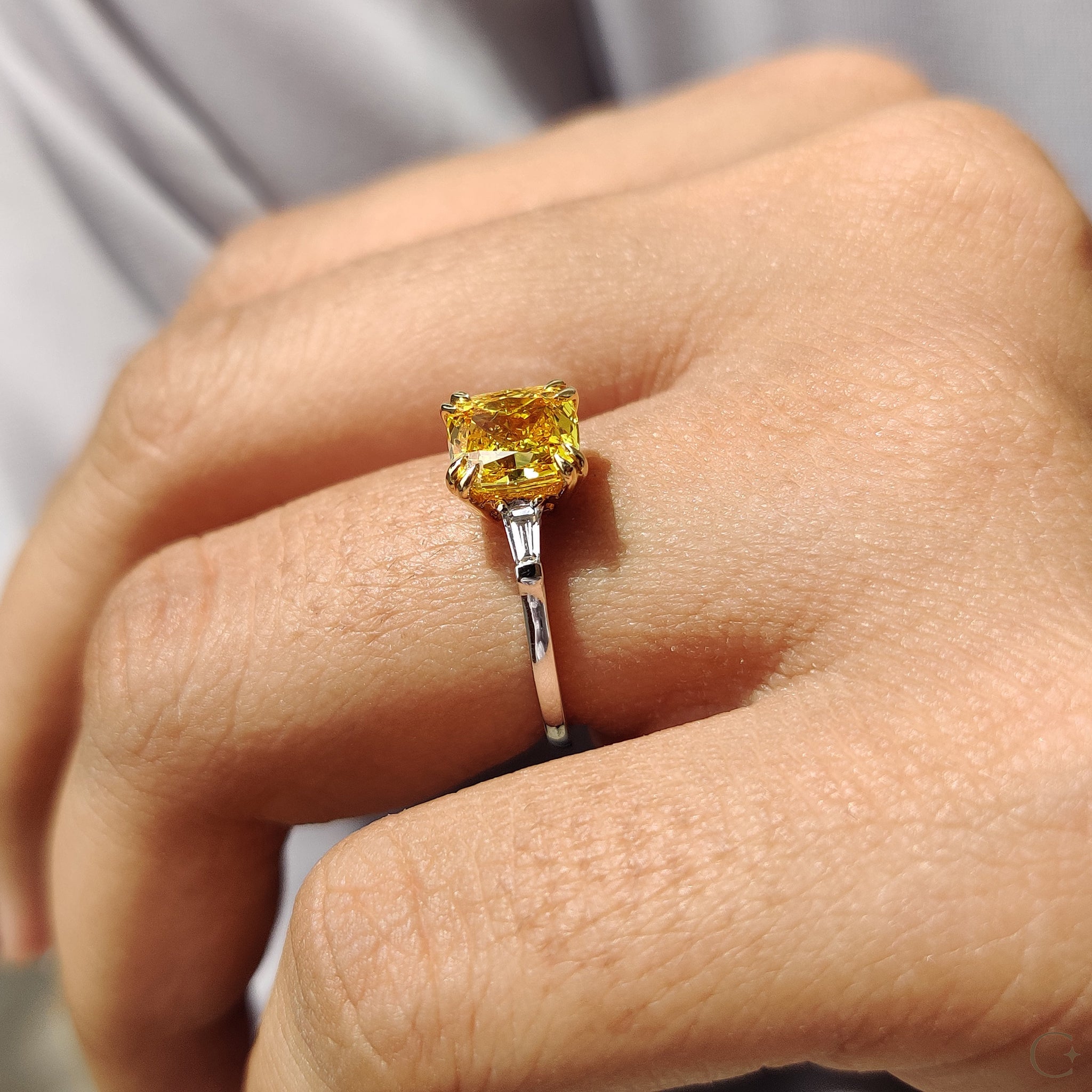Tapered baguette side stones enhancing the main diamond.
