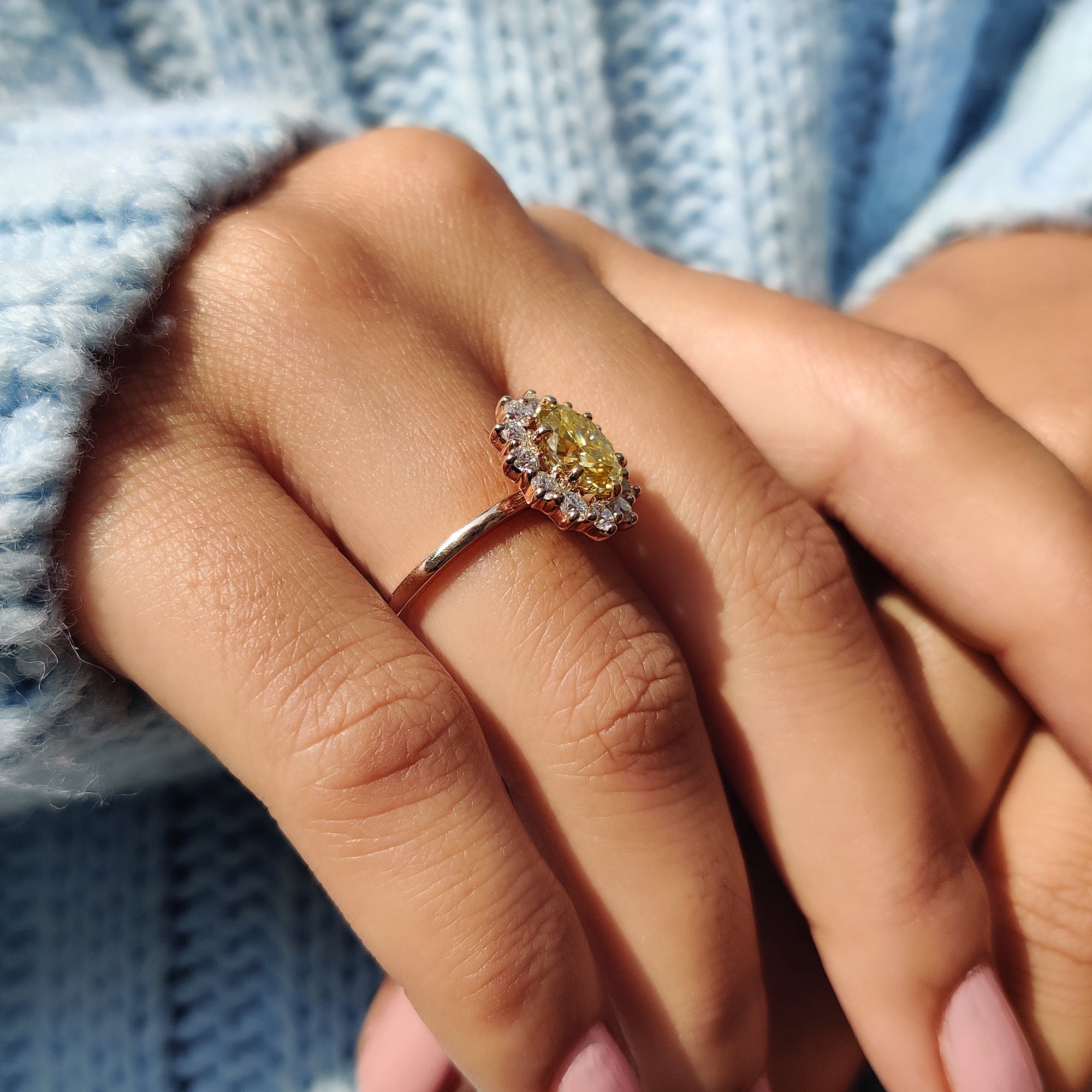 Prong setting securing the stone while enhancing its brilliance.
