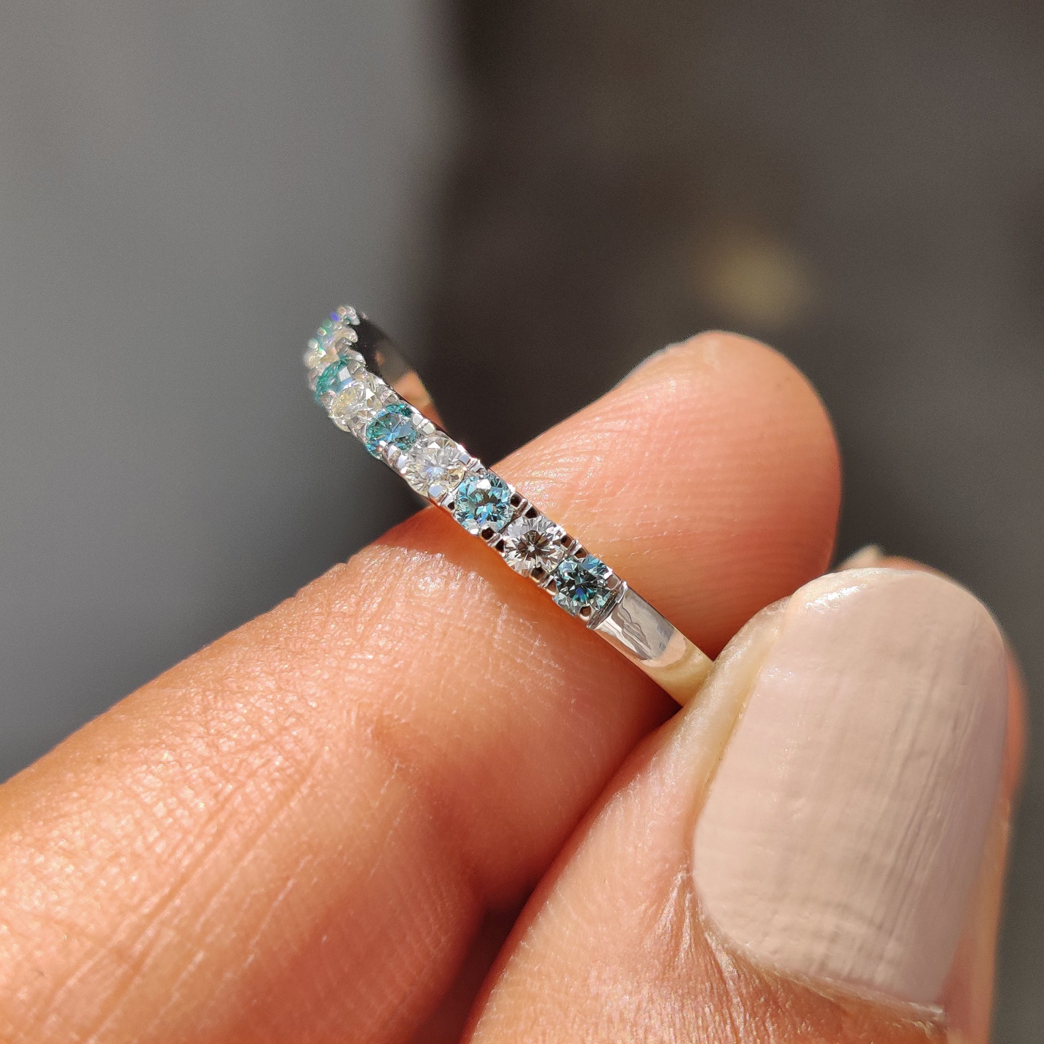 Carat diamonds band set in white gold for a luxurious wedding look.