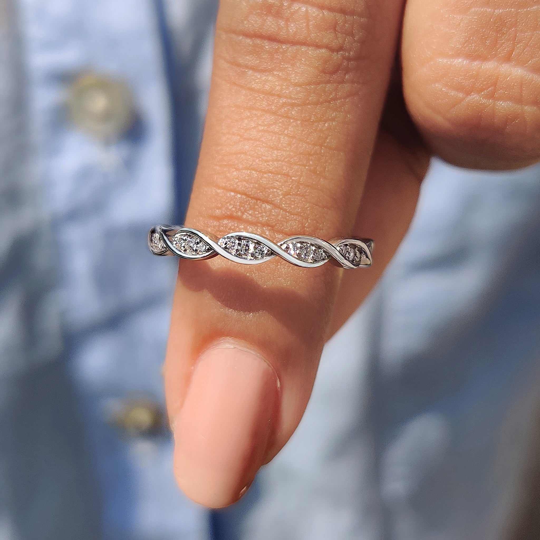 Full eternity band with continuous diamonds.
