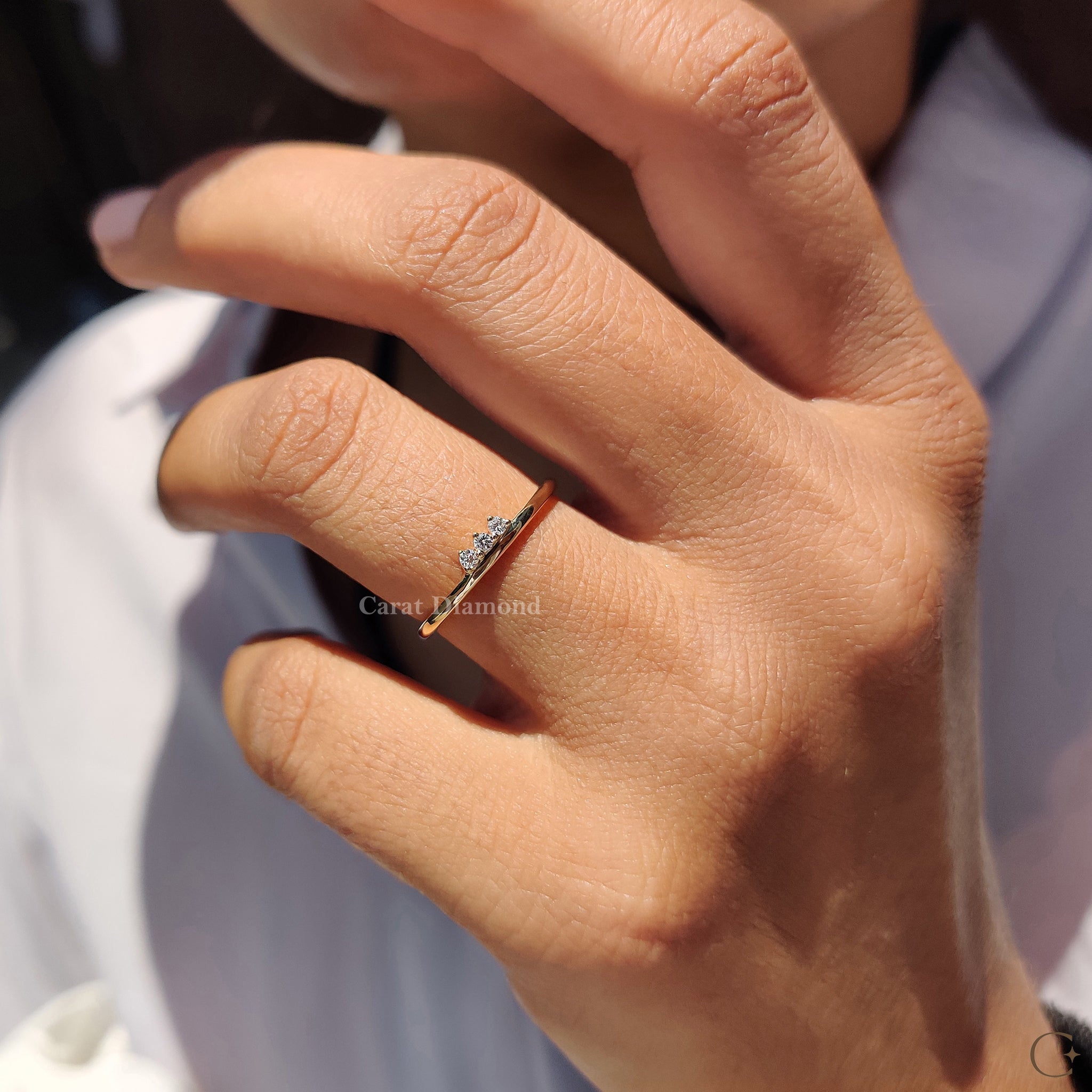 Round diamond 3 stones gold band for a timeless look.
