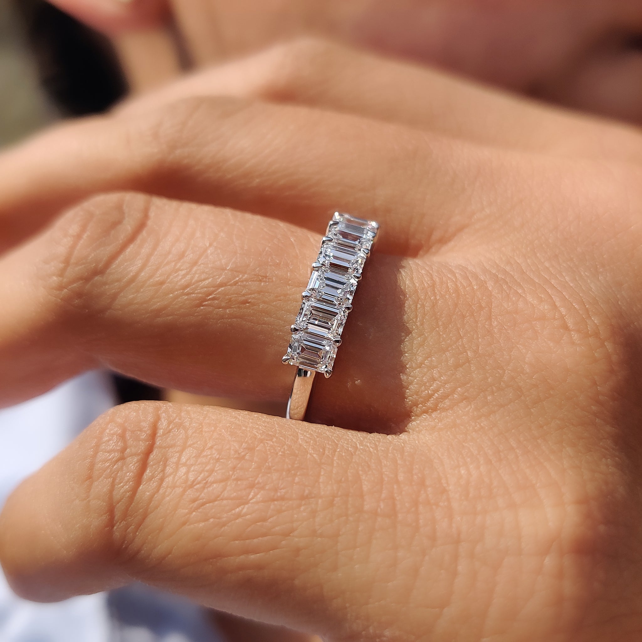 Carat Diamonds wedding band in white gold with 7 sparkling stones.