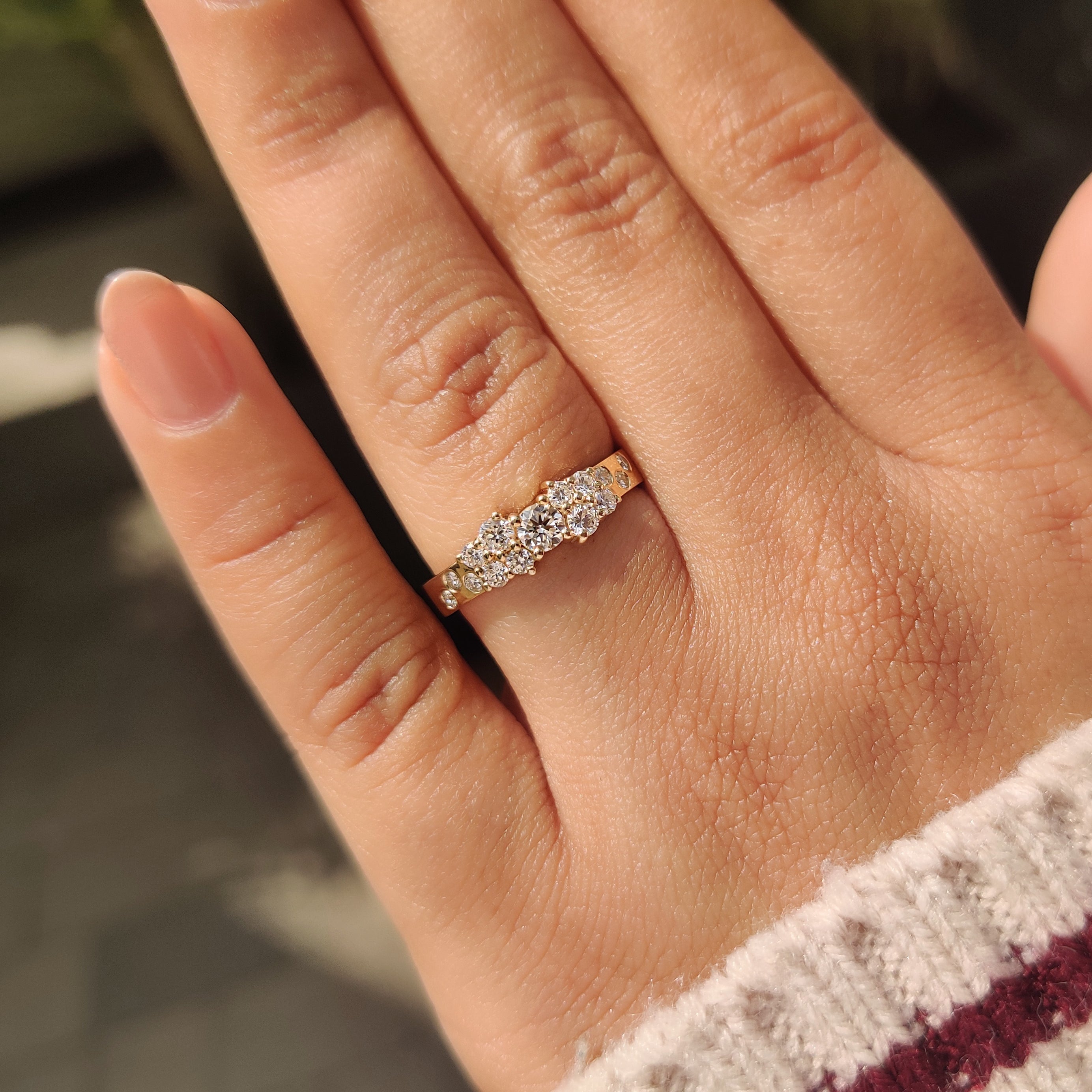 Scattered cluster round diamond band with modern look.
