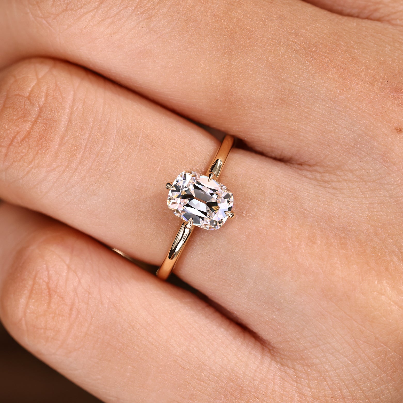 Cushion OMC diamond ring with solitaire style and prongs
