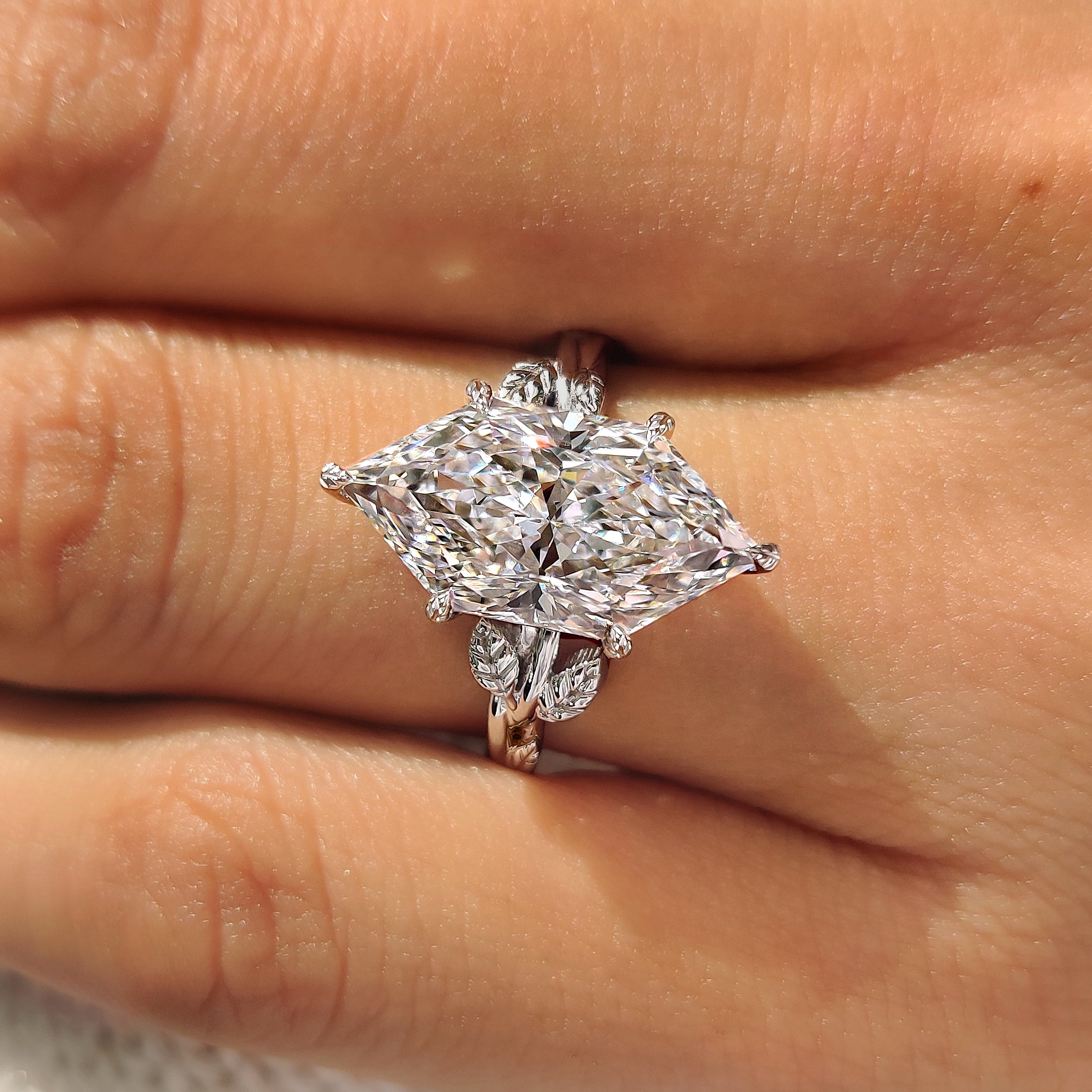 Leaf style twisted shank Dutch marquise ring
