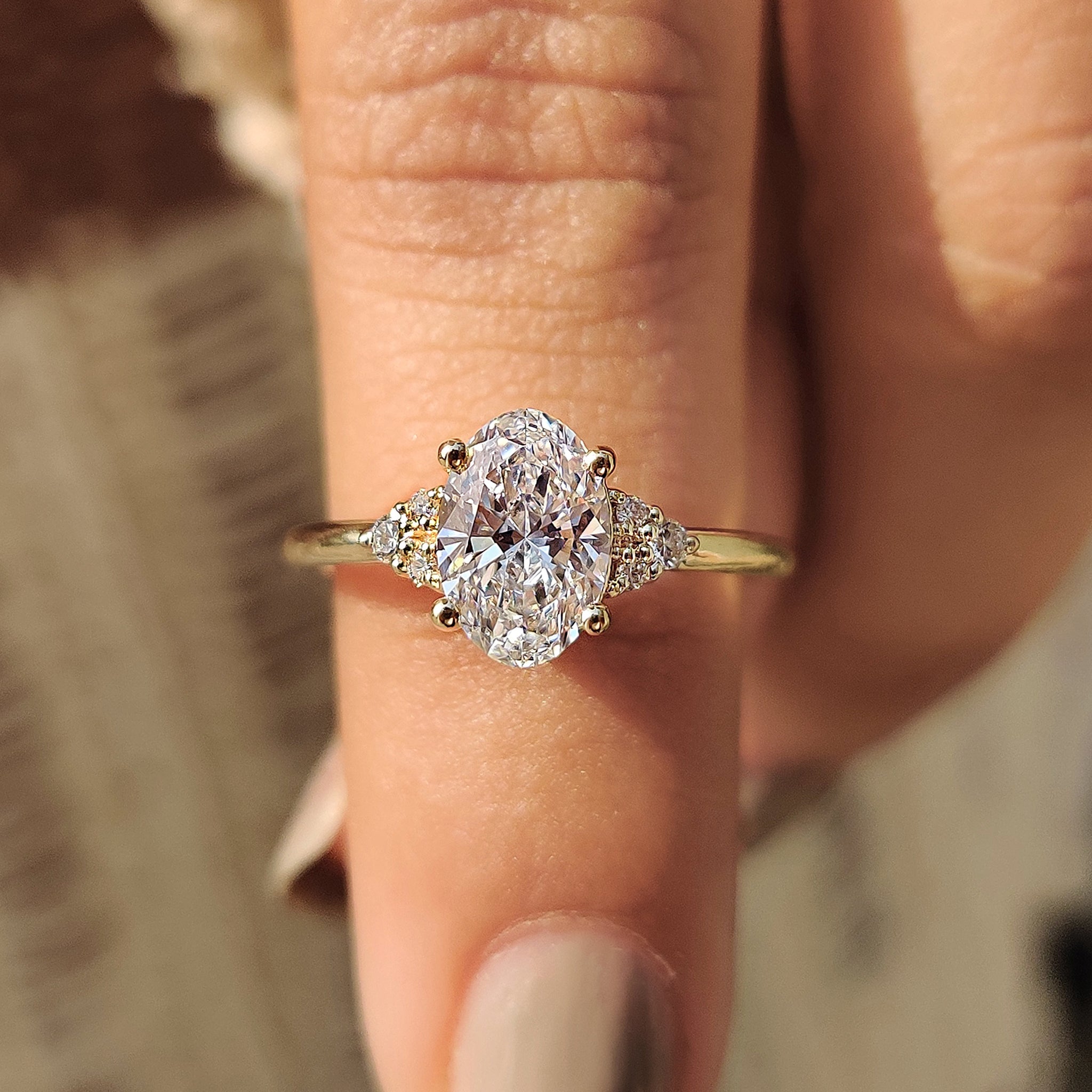 Oval muse ring with stunning diamond details.
