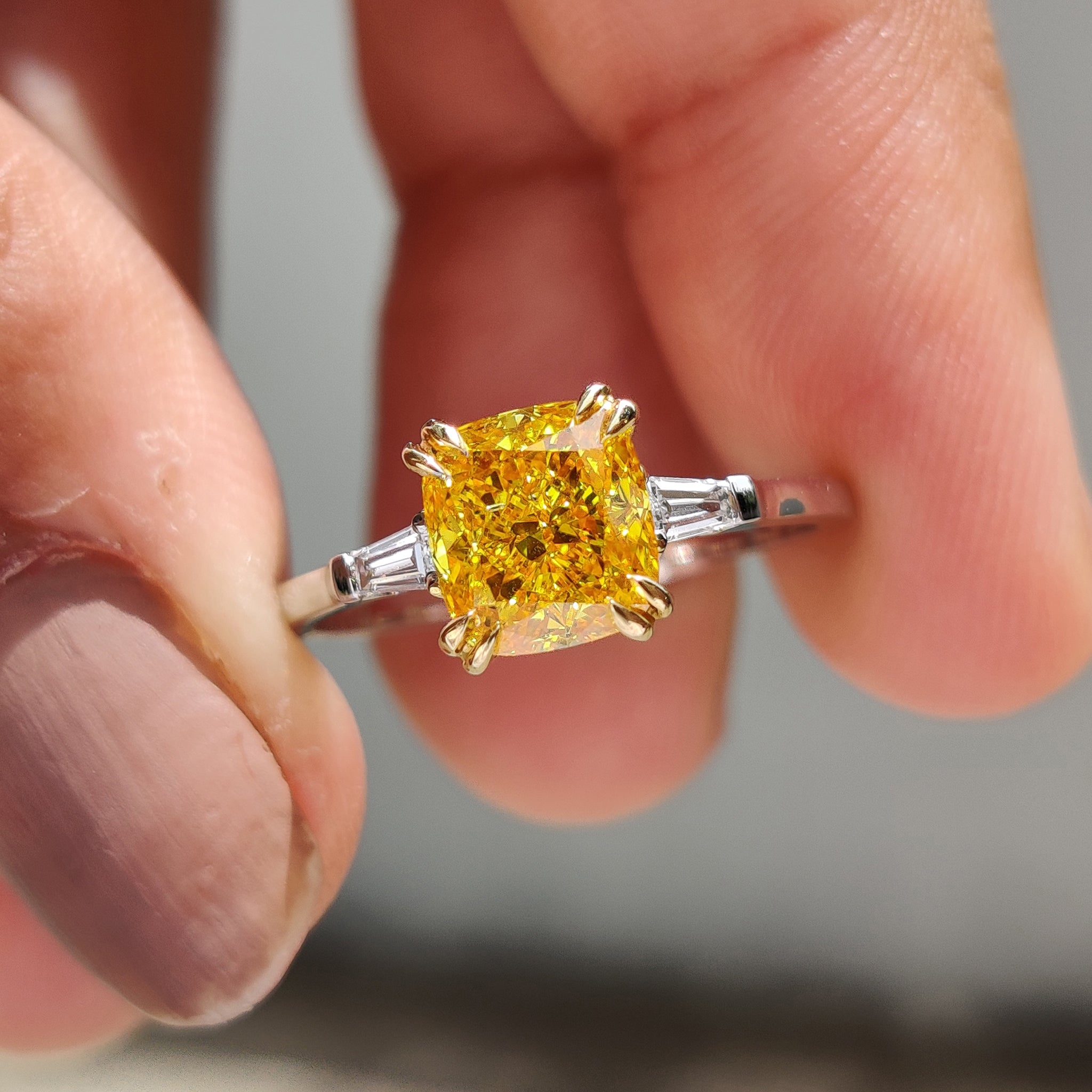 3 stone diamond engagement ring with sparkling stones.
