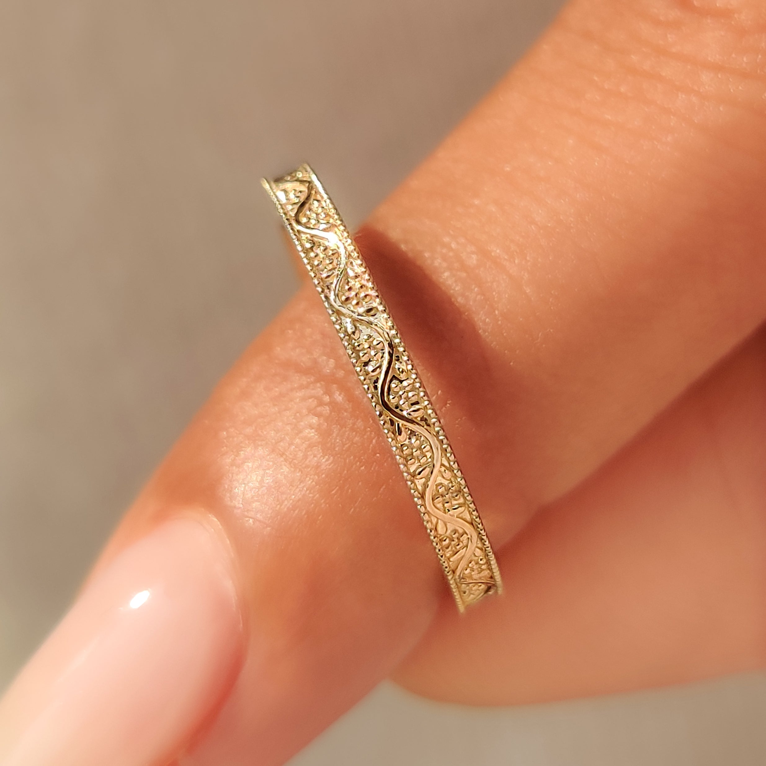 Flower pattern engraved along a wedding band.
