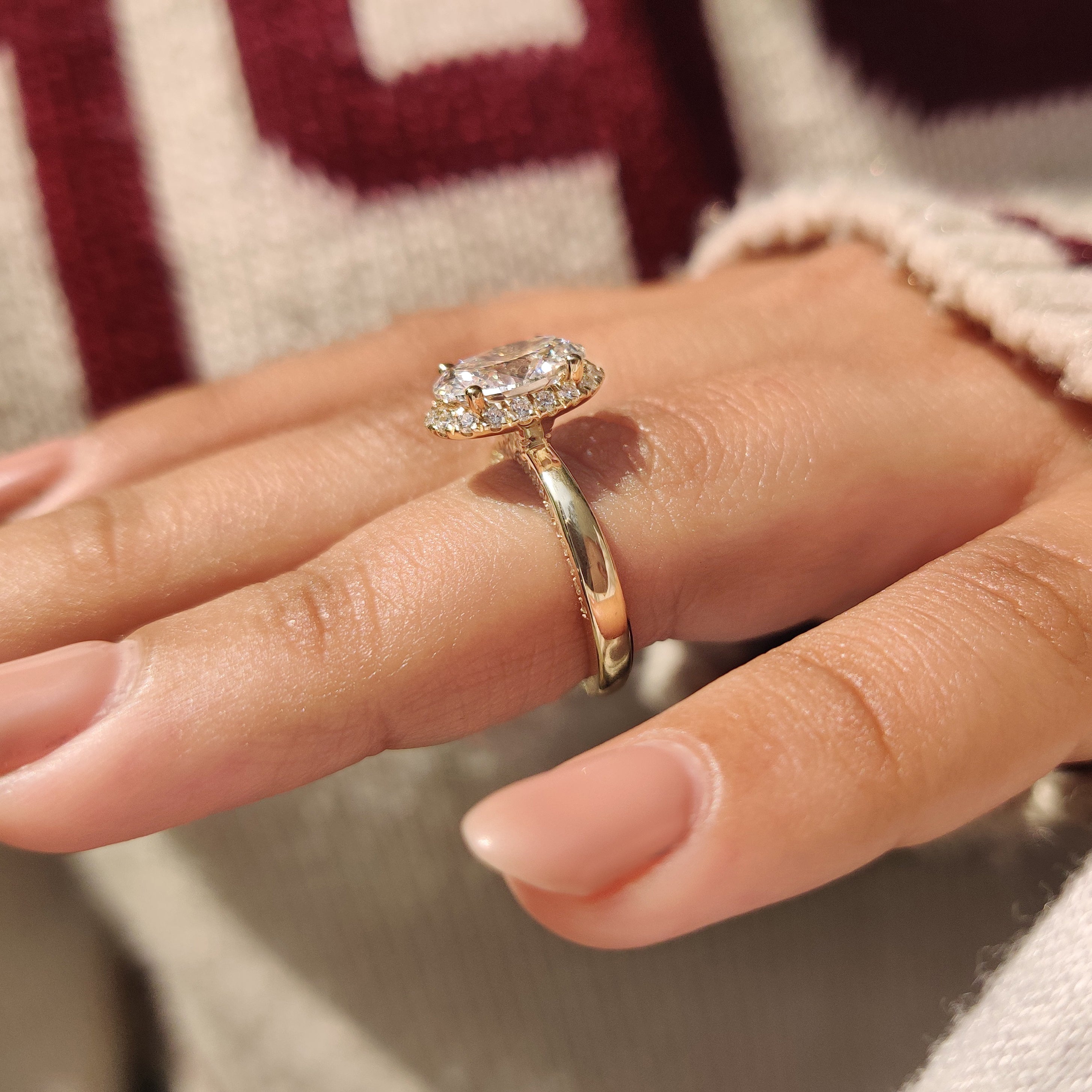 Crafted with tapered shank for oval cut diamond ring.
