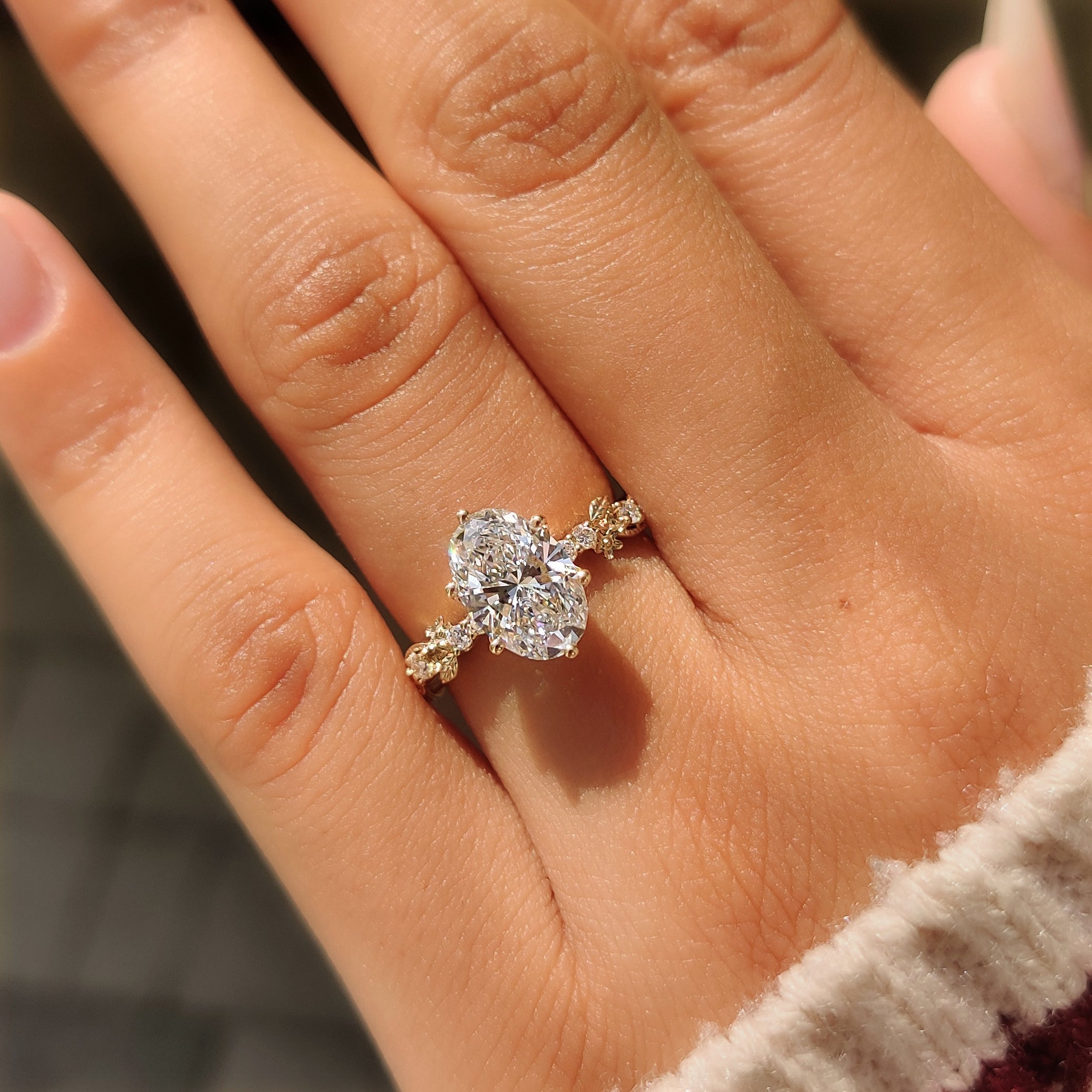 Leaf and Sakura flower details along the ring shank.
