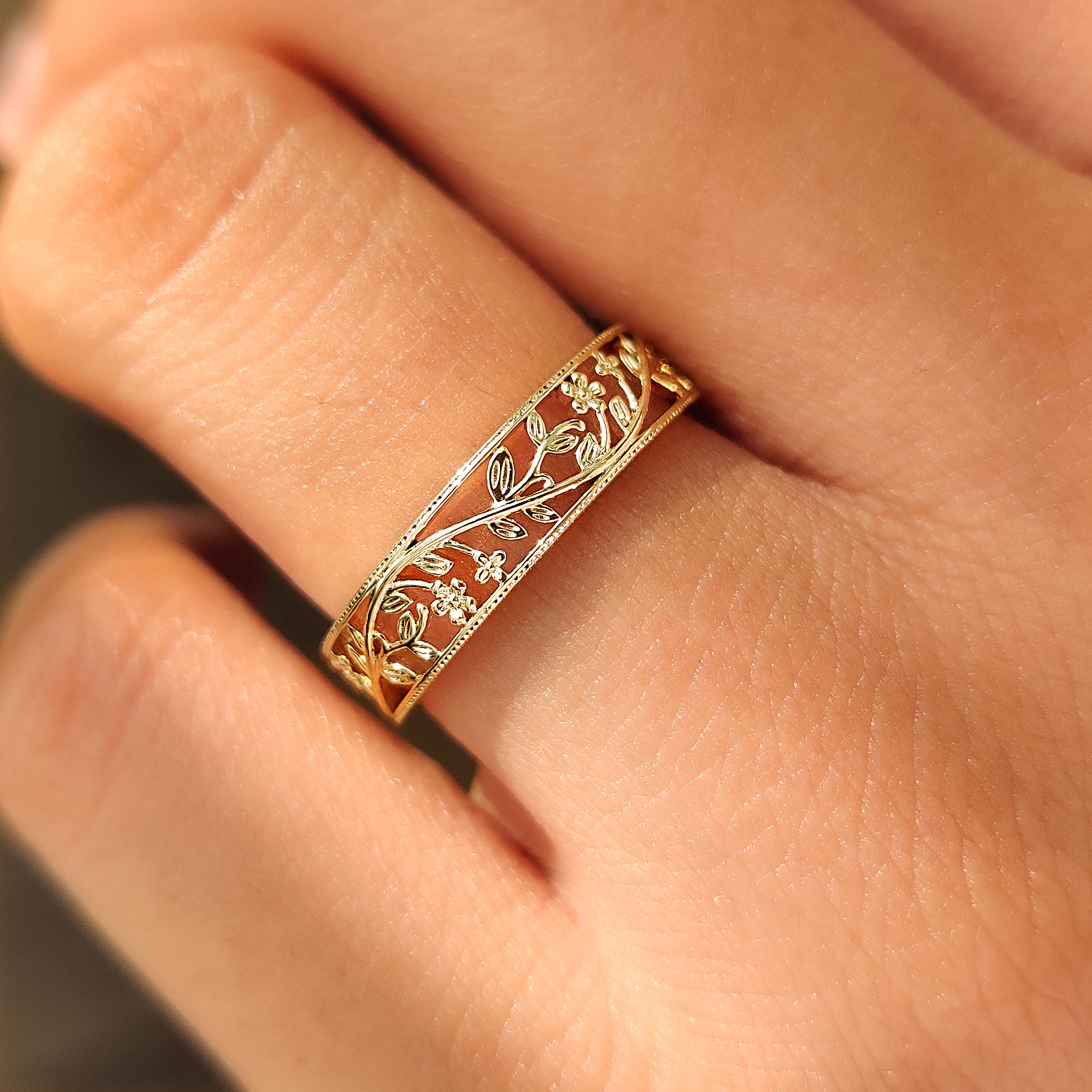 Vintage Victorian style floral wedding band with milgrain edges.
