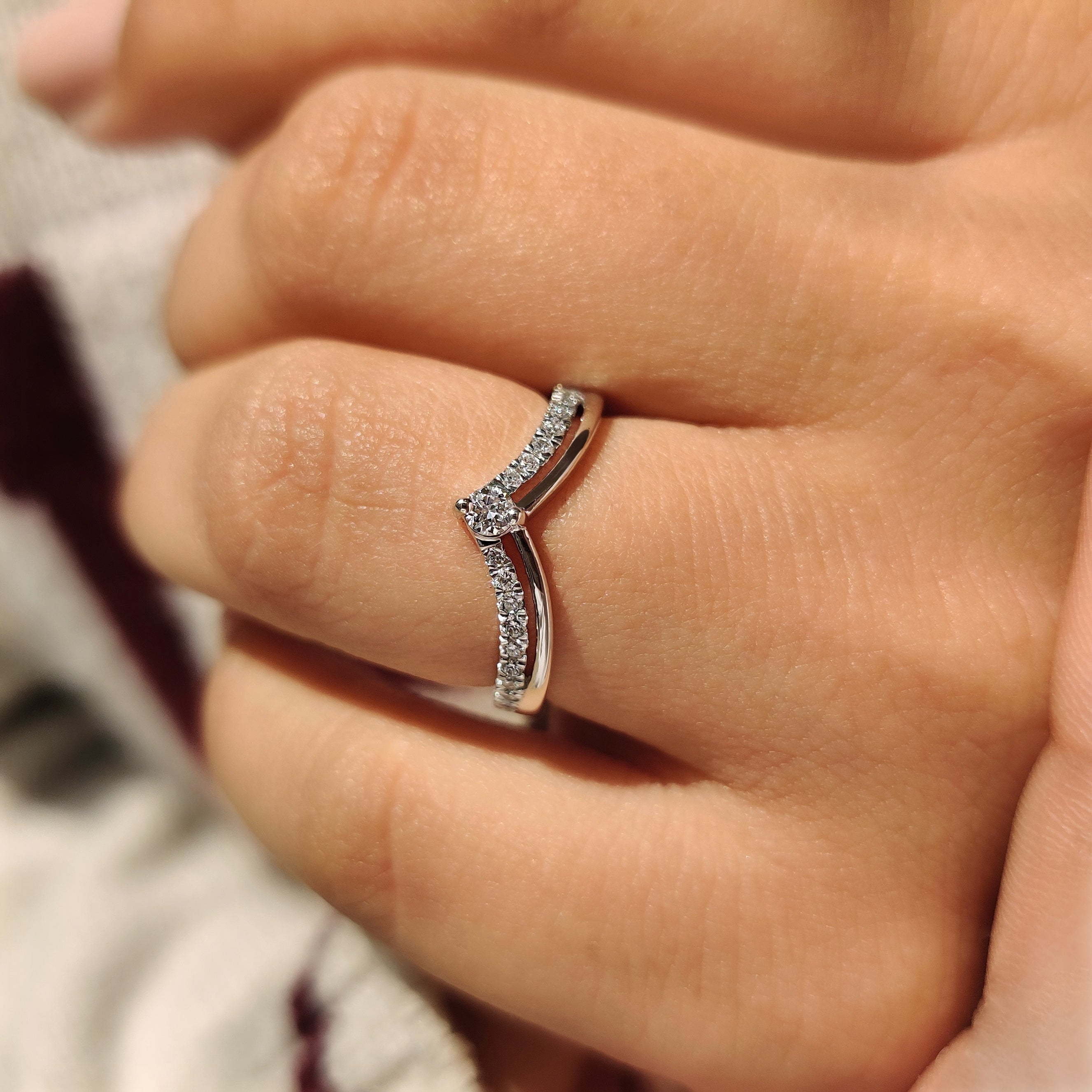Round diamond wedding band with V shape profile design
