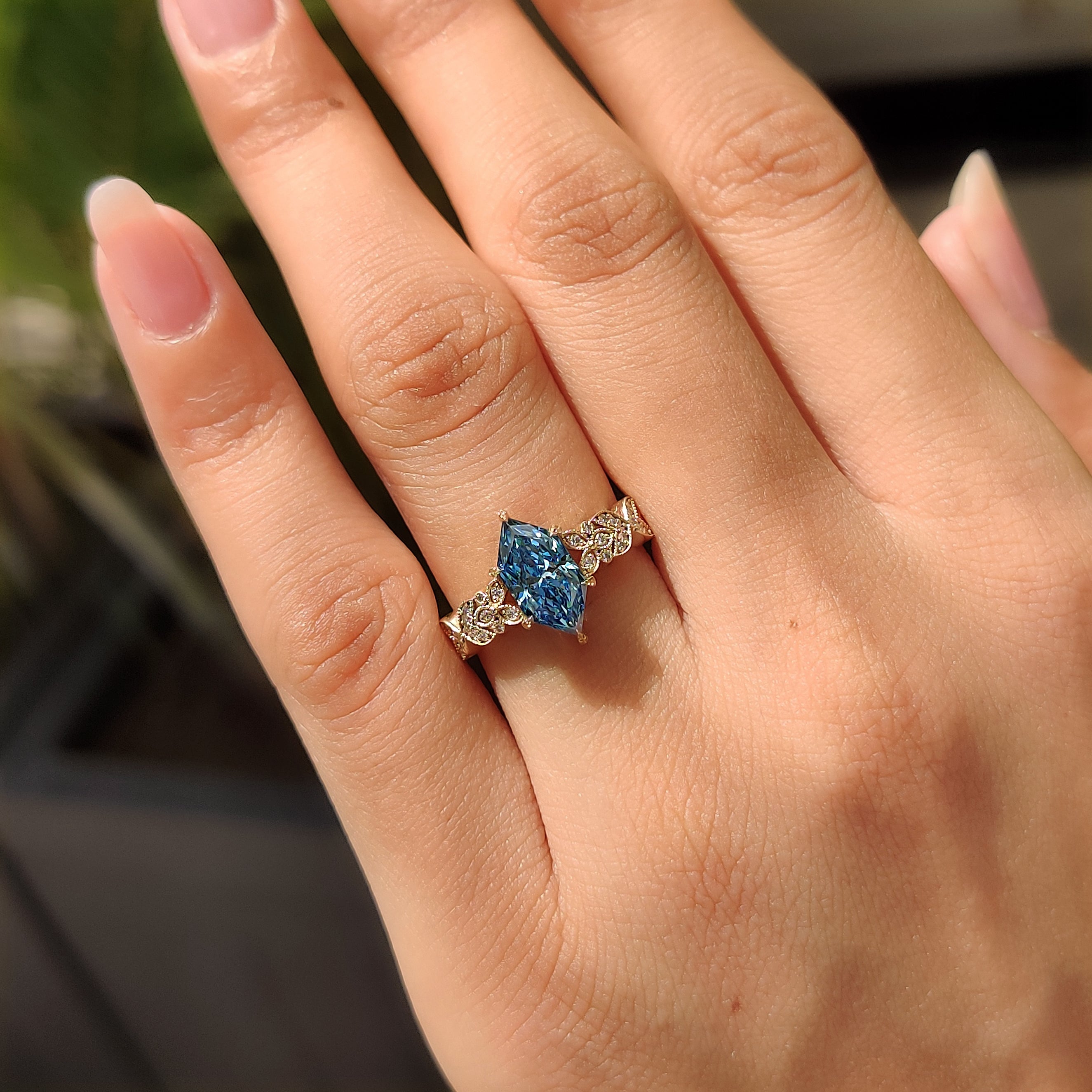 Handmade Dutch marquise ring with floral details

