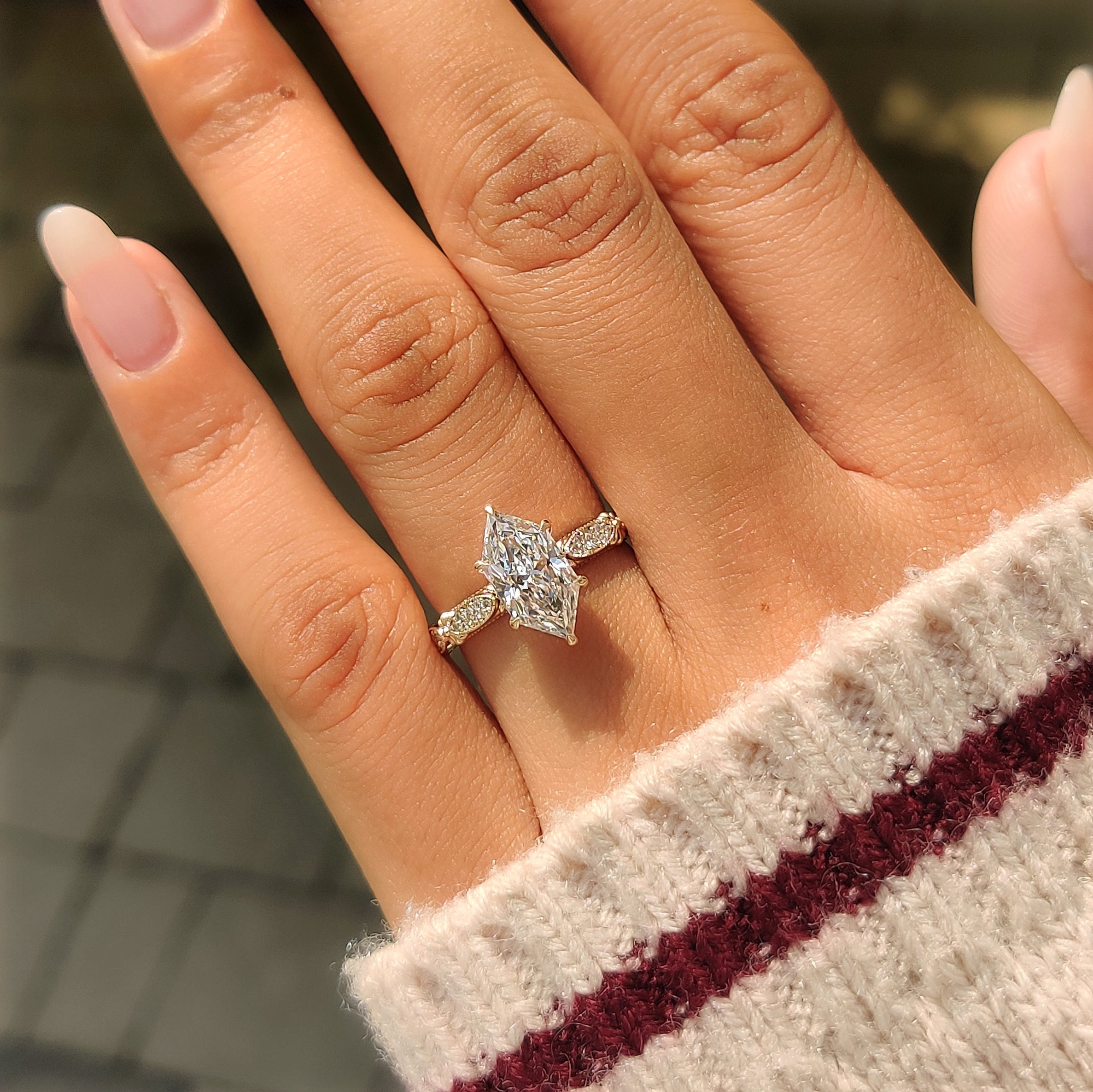 Six claw prong setting on a Dutch marquise center diamond.
