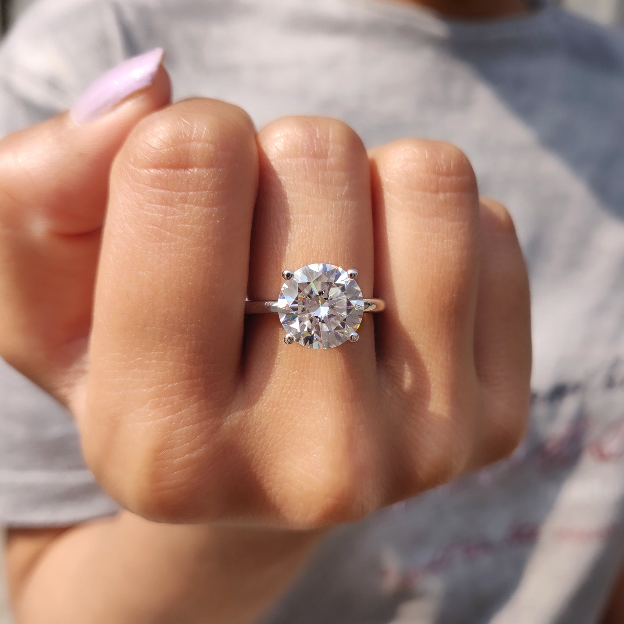 4 prong setting holding round moissanite.