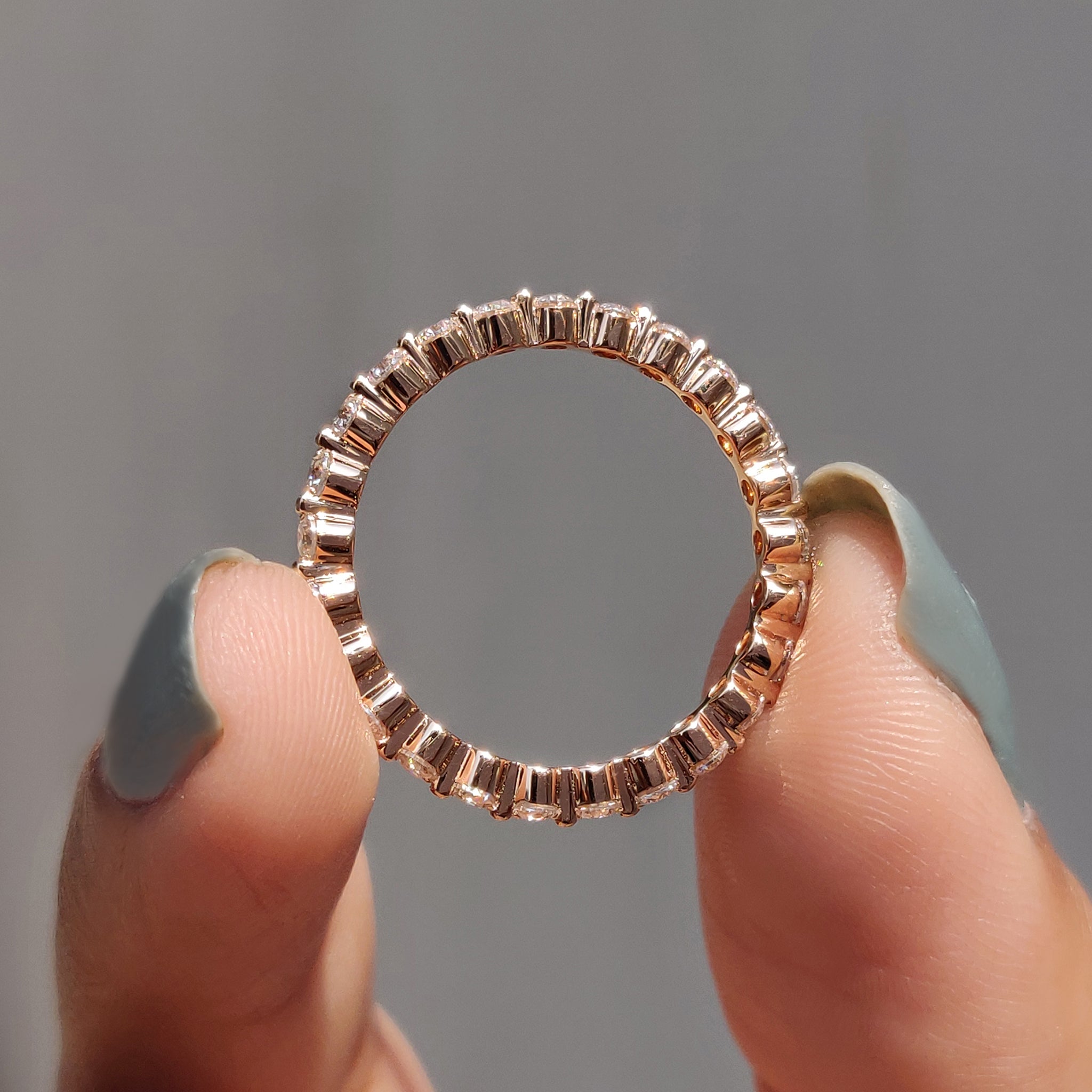 Round cut wedding band with exquisite craftsmanship in rose gold.