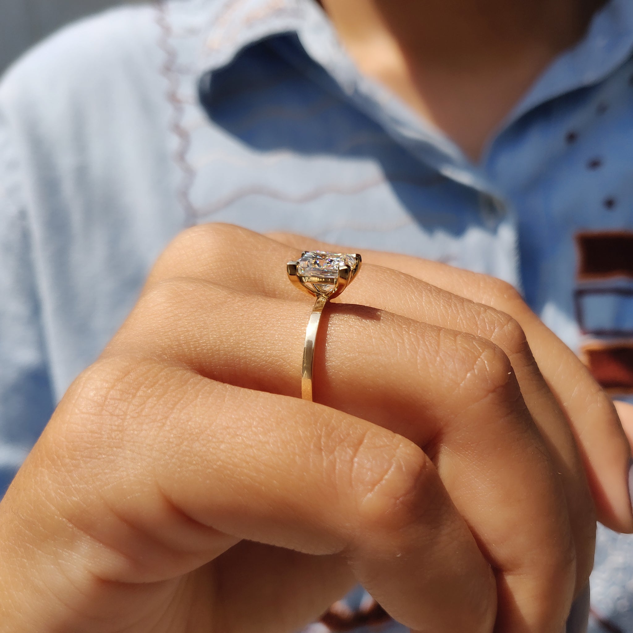 A V prong setting adds unique style and strength to the engagement ring.
