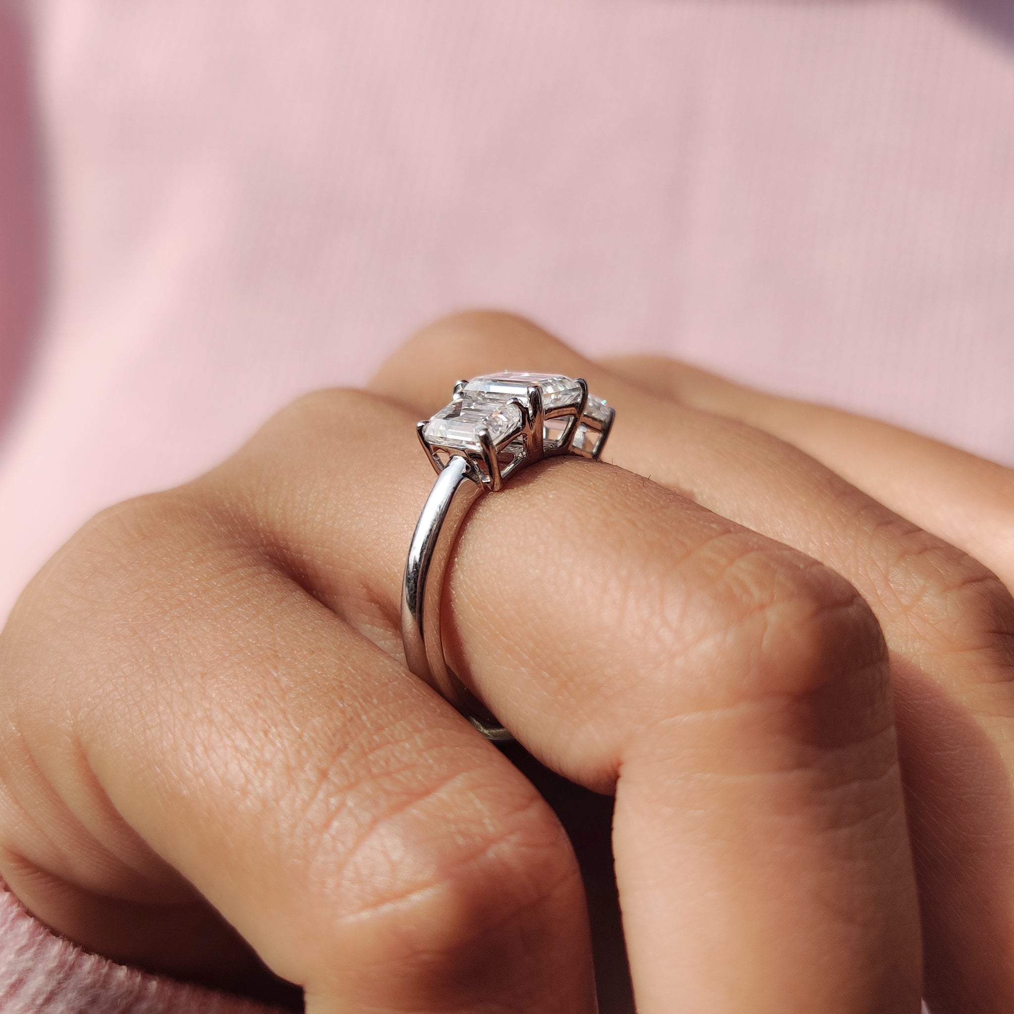 A 4 prong basket setting ring provides a secure and elegant design.
