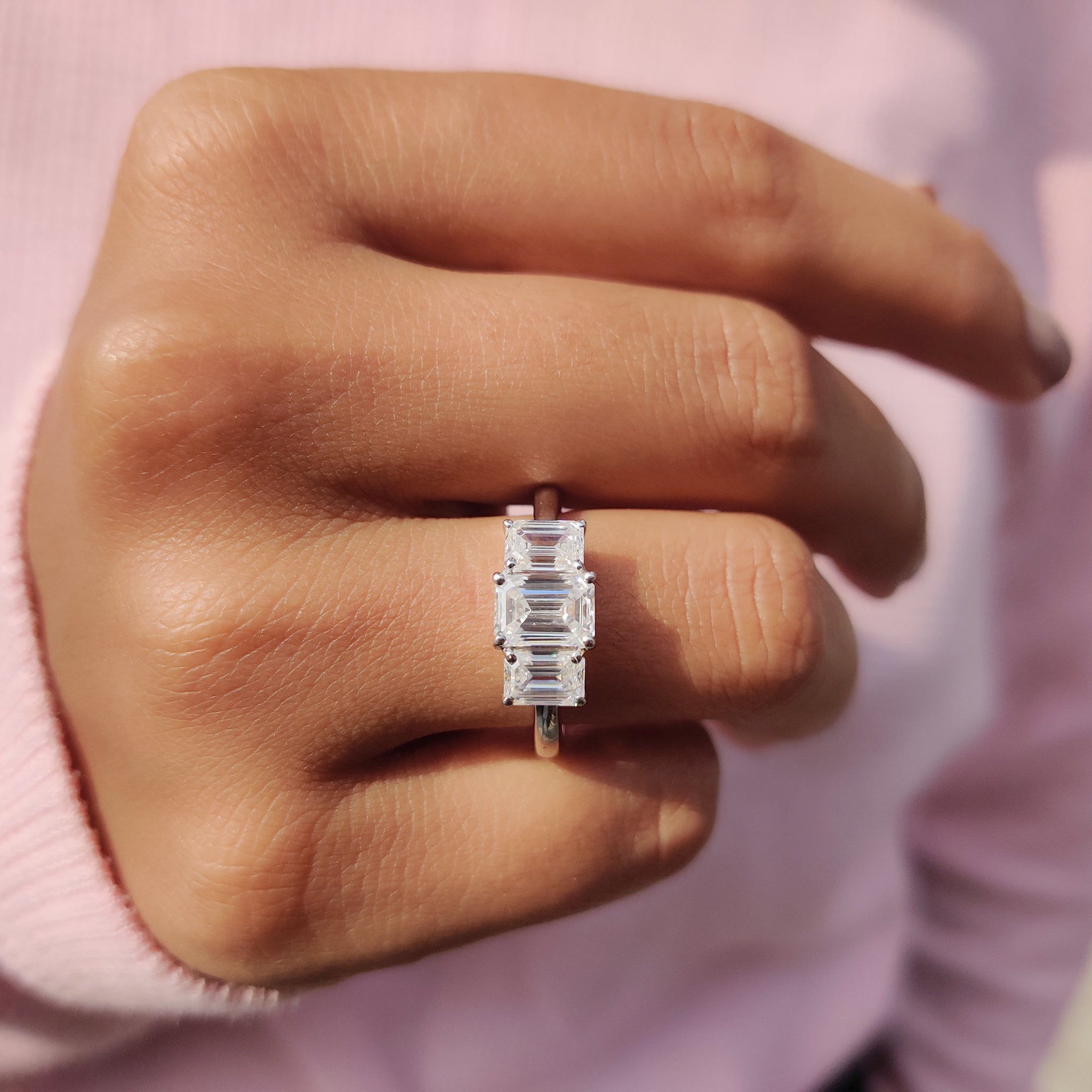 This engagement ring in white gold combines modern style with timeless beauty.
