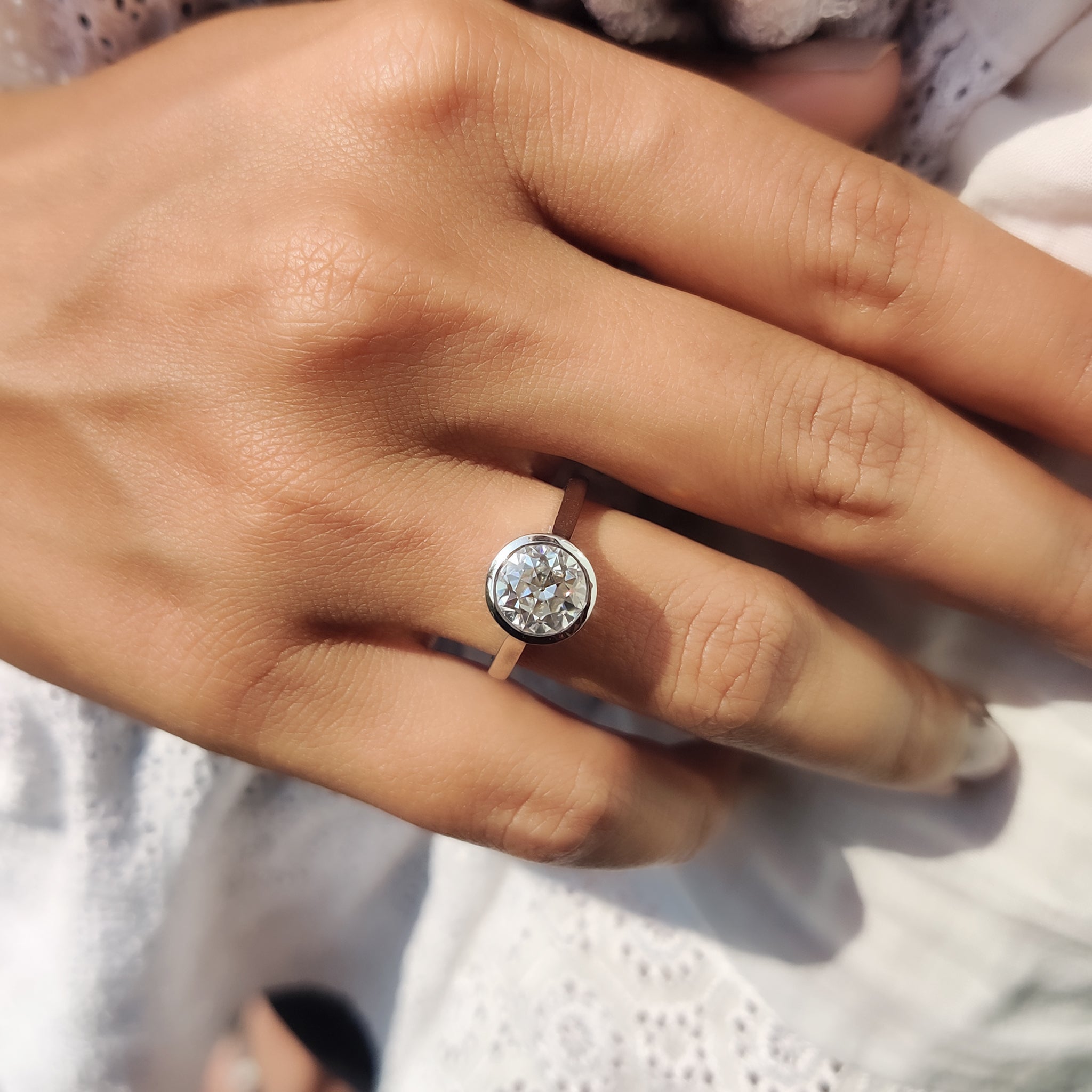 This white gold engagement ring combines timeless style with modern beauty.
