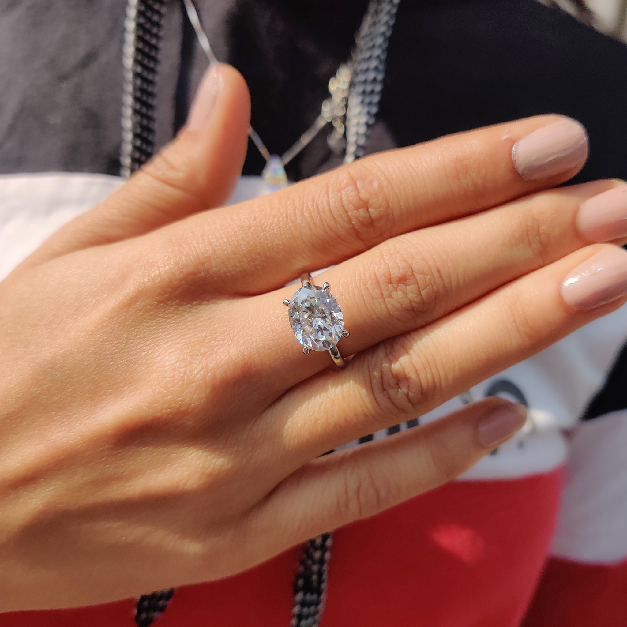Solitaire ring with an oval cut in white gold.
