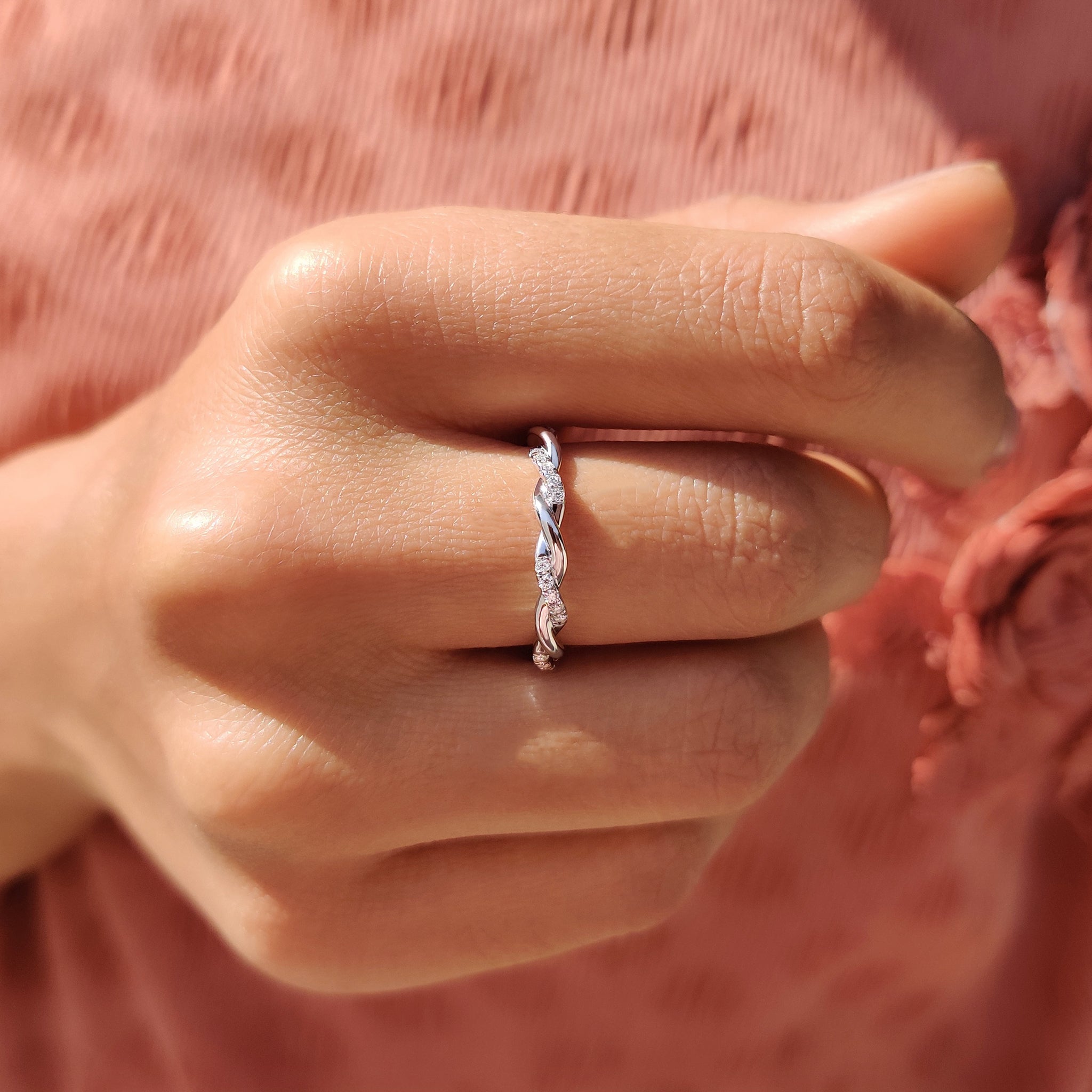 Round Cut Twisted Diamond Wedding Band