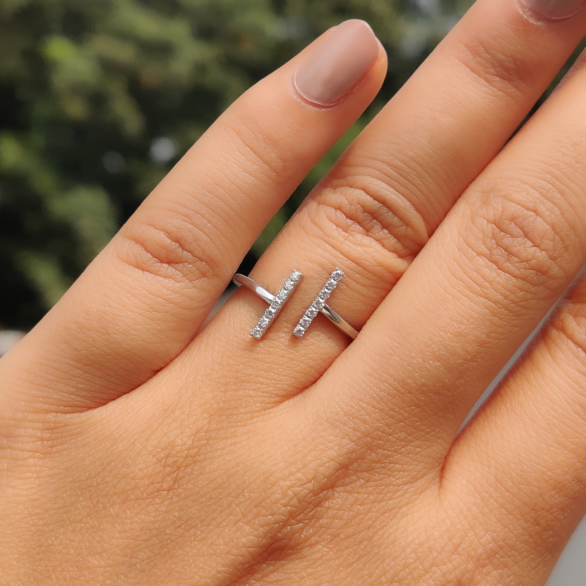 White gold ring featuring a round cut centre stone.
