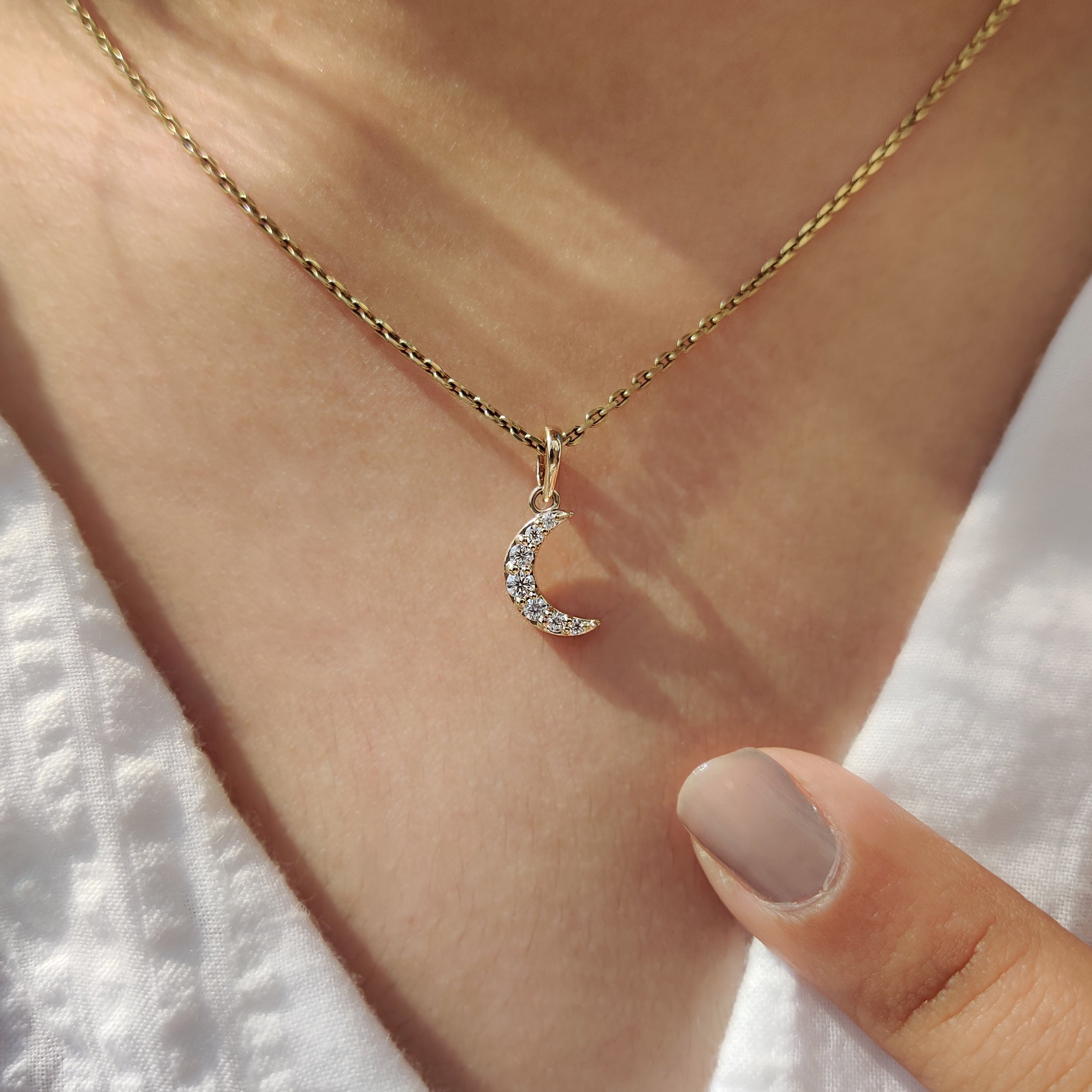 Round Diamond Moon Pendant In Yellow Gold - Main Image