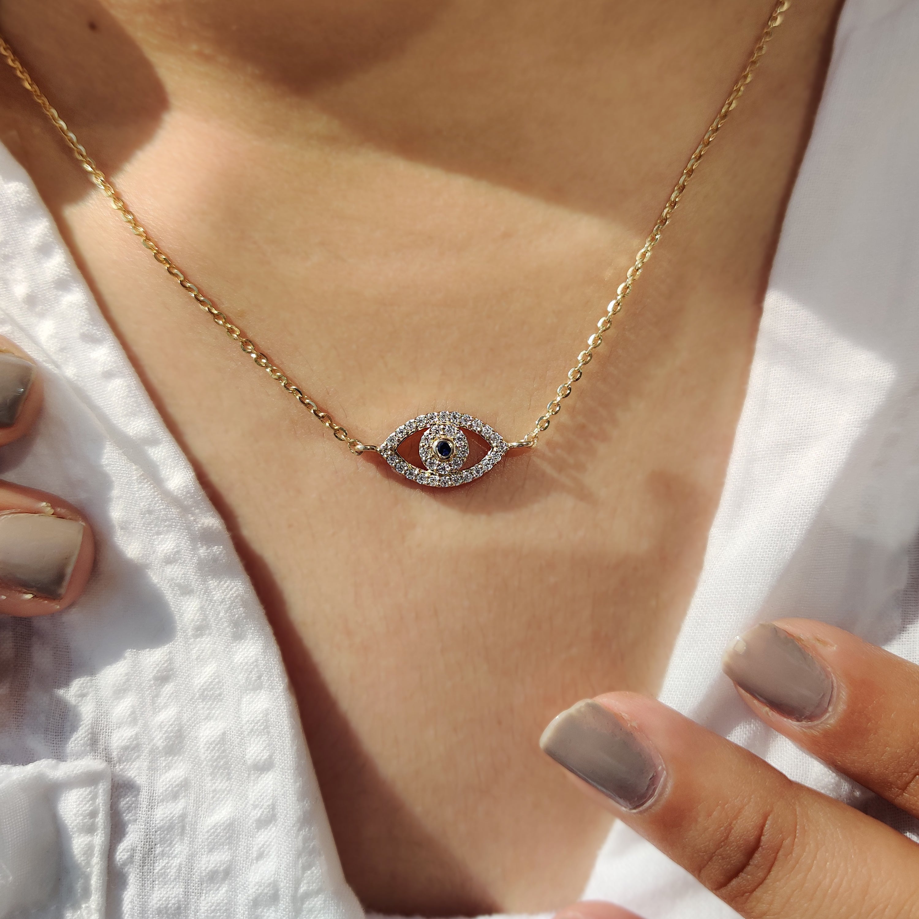 Buy diamond pendant from Carat Diamonds, featuring a round diamond.