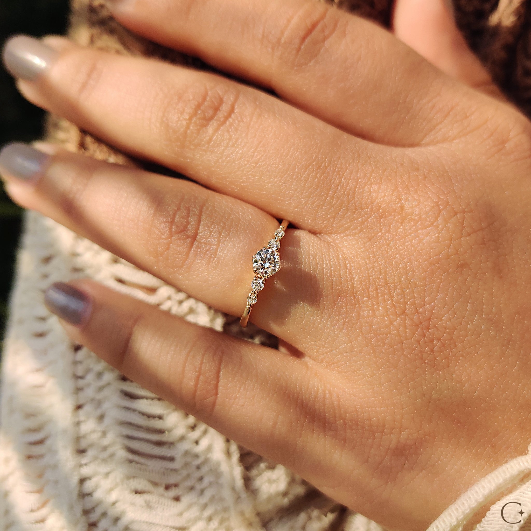 Round cut diamonds side stones set in a sleek band.
