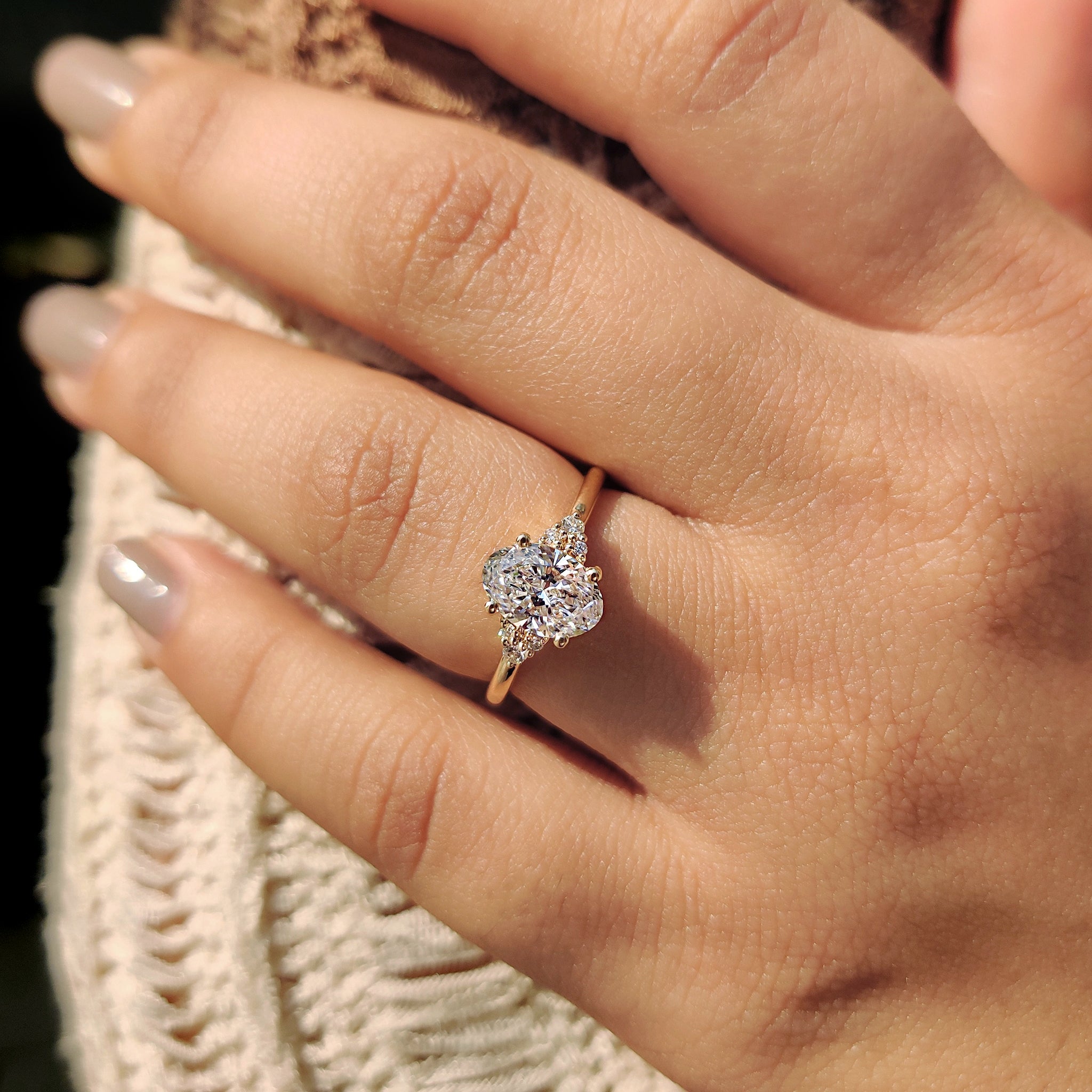 Round diamond side stones adding brilliance to the ring.
