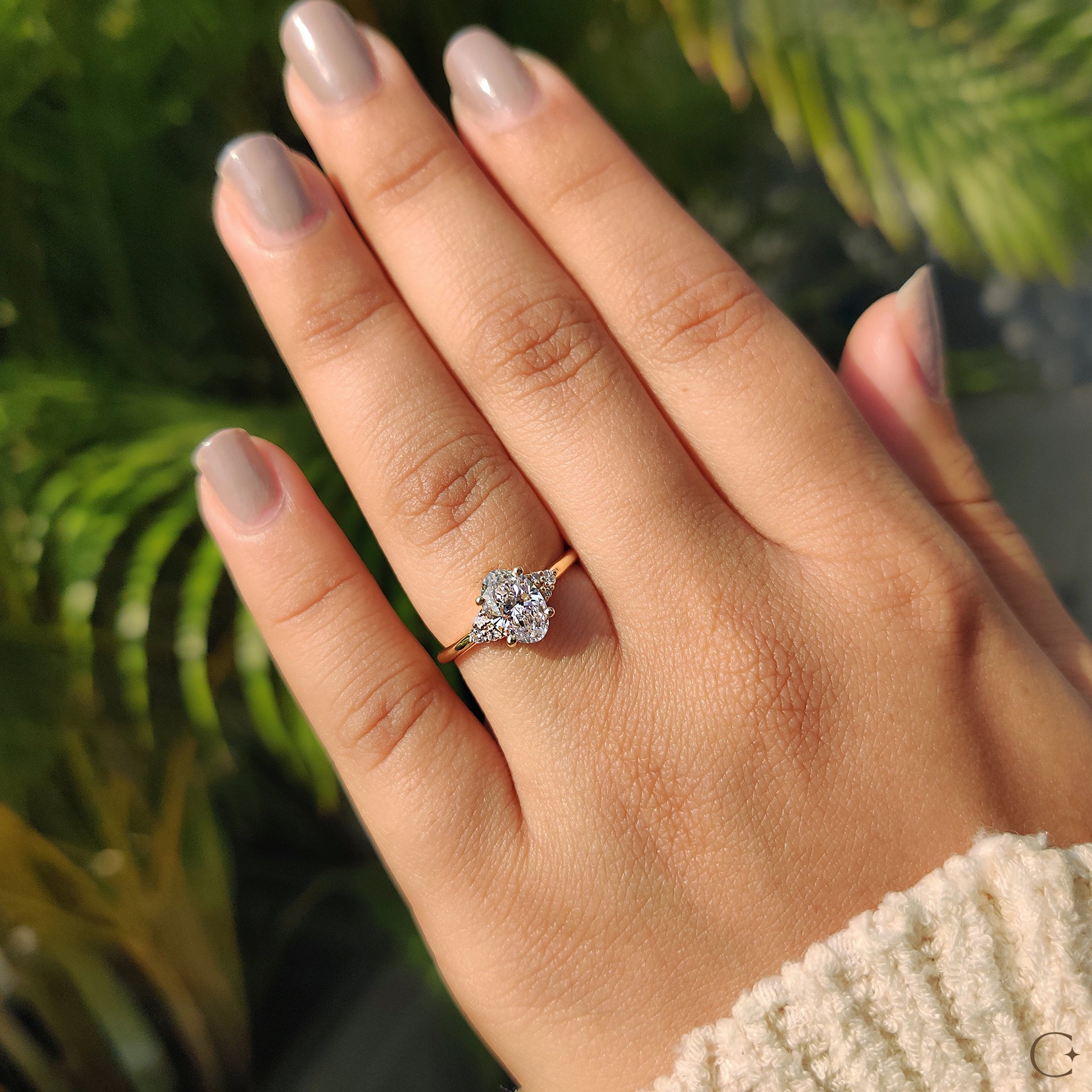 Round diamond side stones adding brilliance to the ring.
