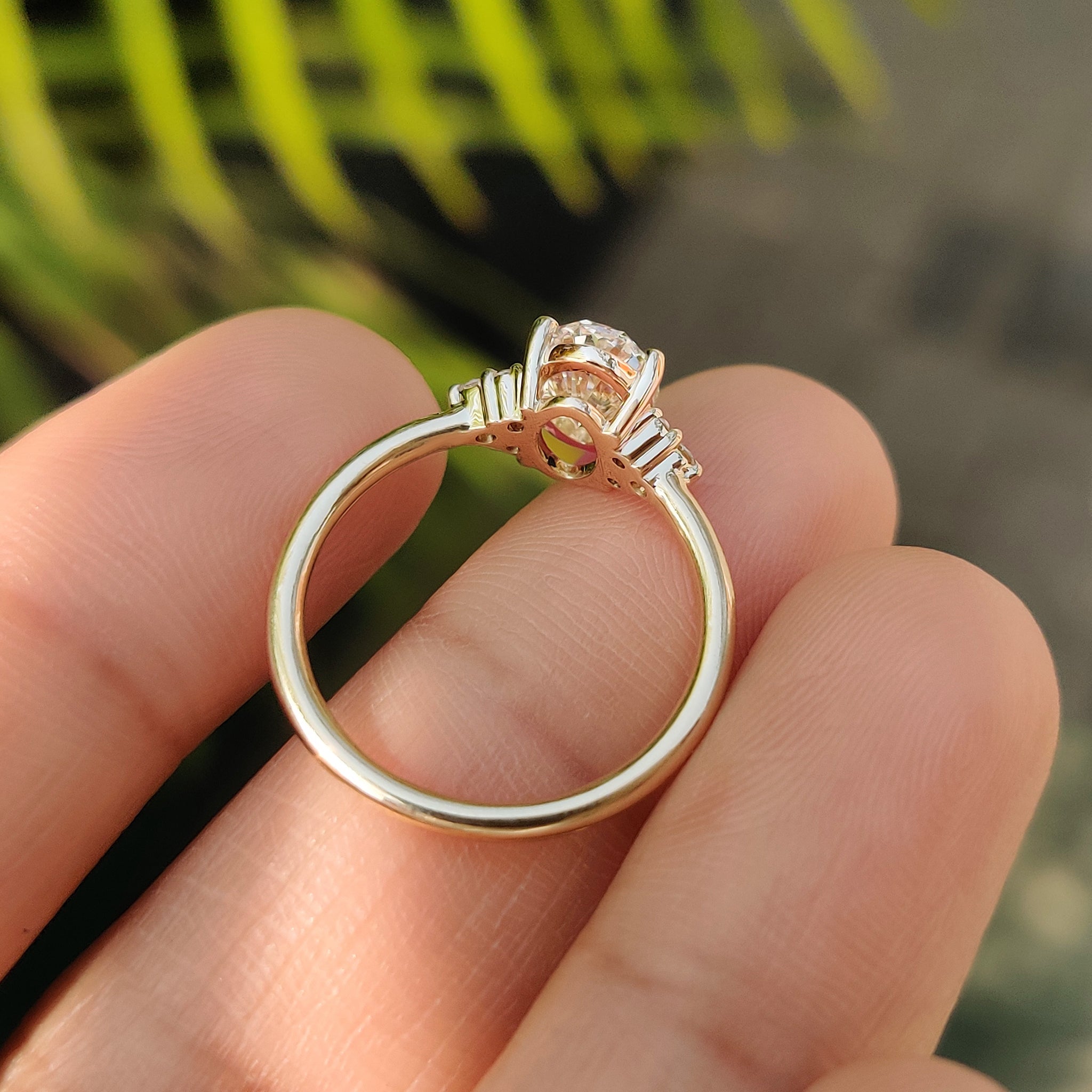 Four round prong setting for a secure diamond hold.
