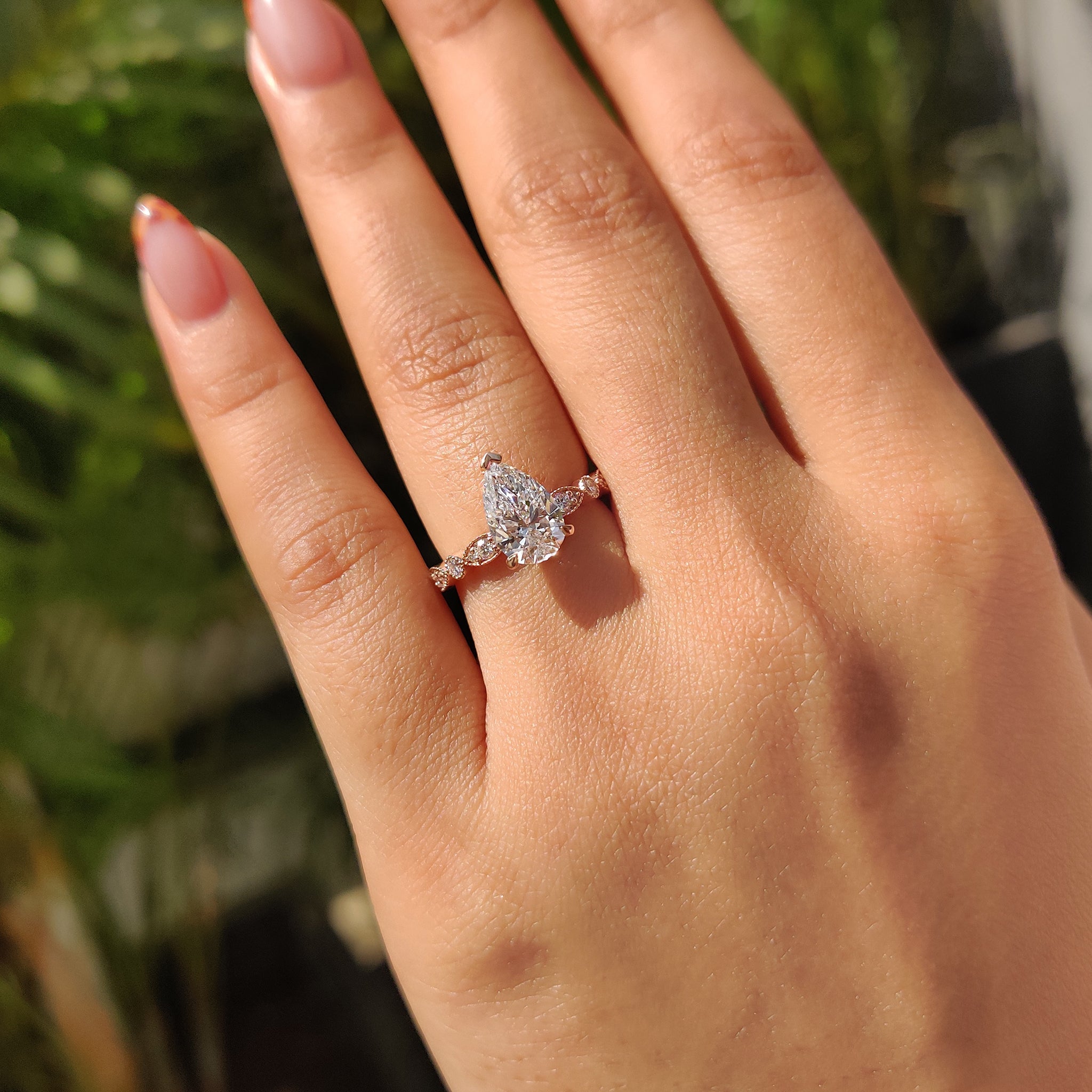 This round diamond ring offers classic beauty and lasting sparkle.
