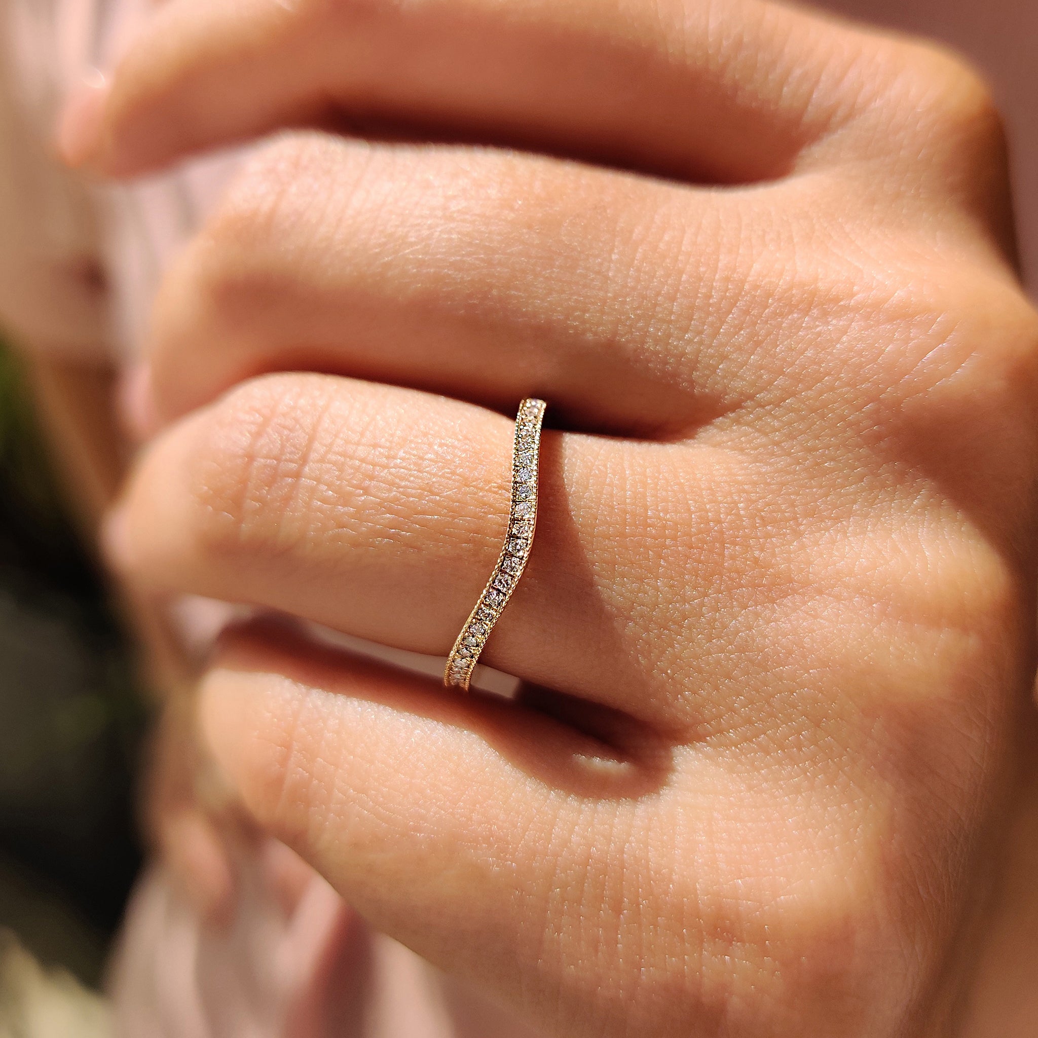 Round Diamond Curved Wedding Ring With Milgrain style