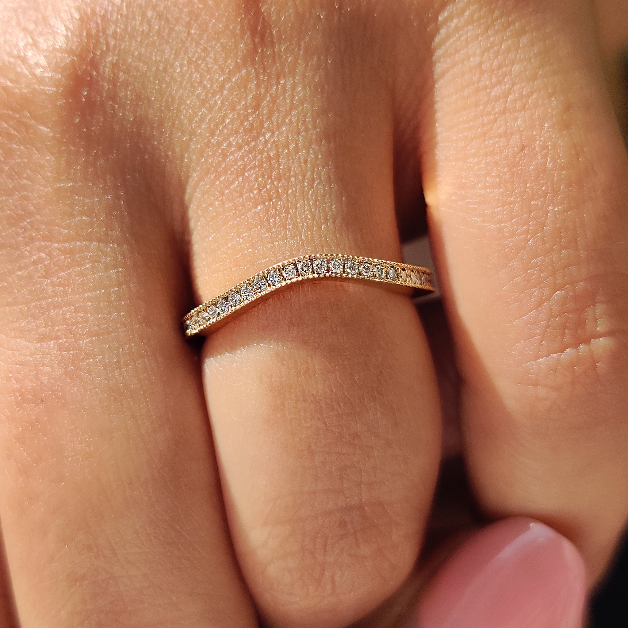 Round Diamond Curved Wedding Ring With Milgrain style