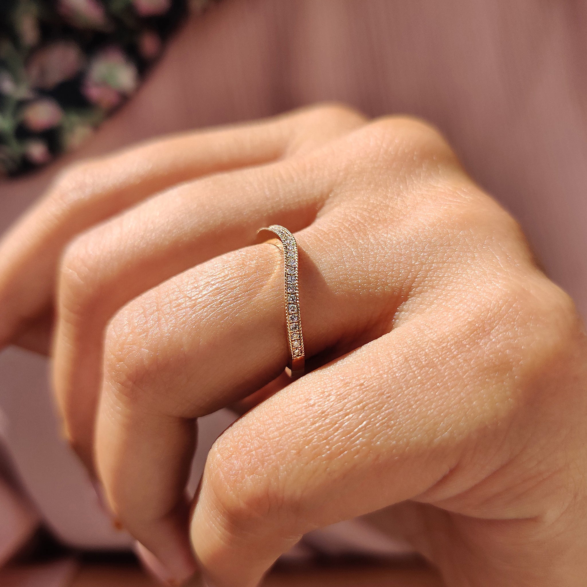 Round Diamond Curved Wedding Ring With Milgrain style