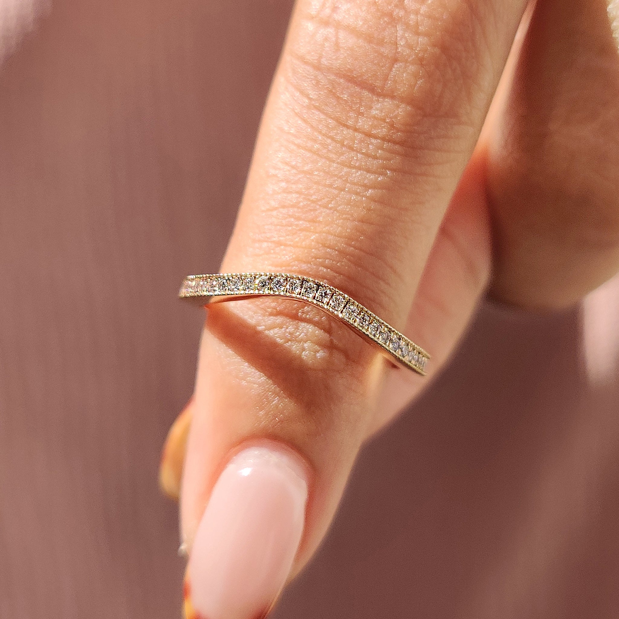 Round Diamond Curved Wedding Ring With Milgrain style